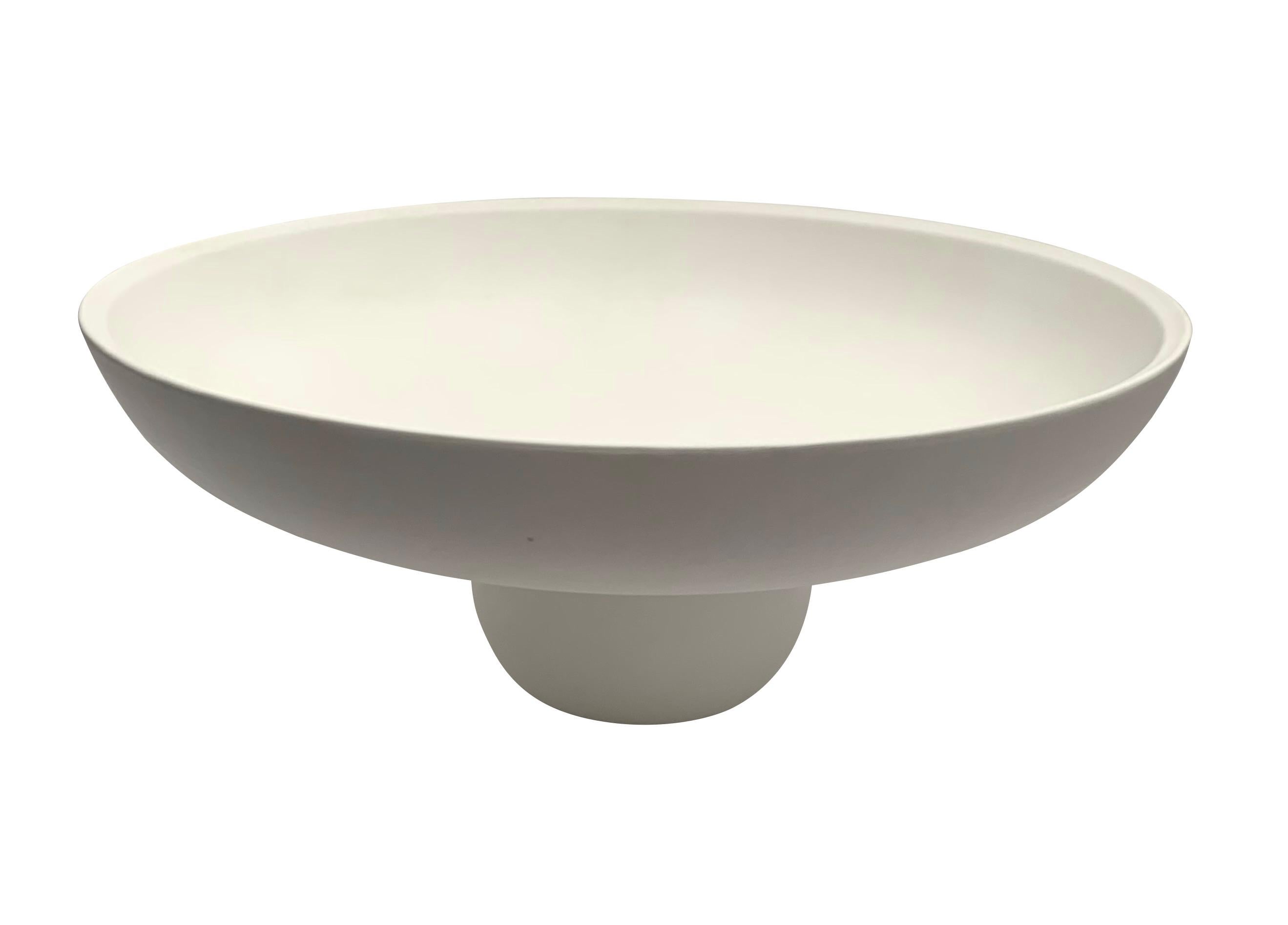 Große, runde, weiße Keramikschüssel mit Fuß im zeitgenössischen dänischen Design.
Der Sockel ist zylinderförmig.
