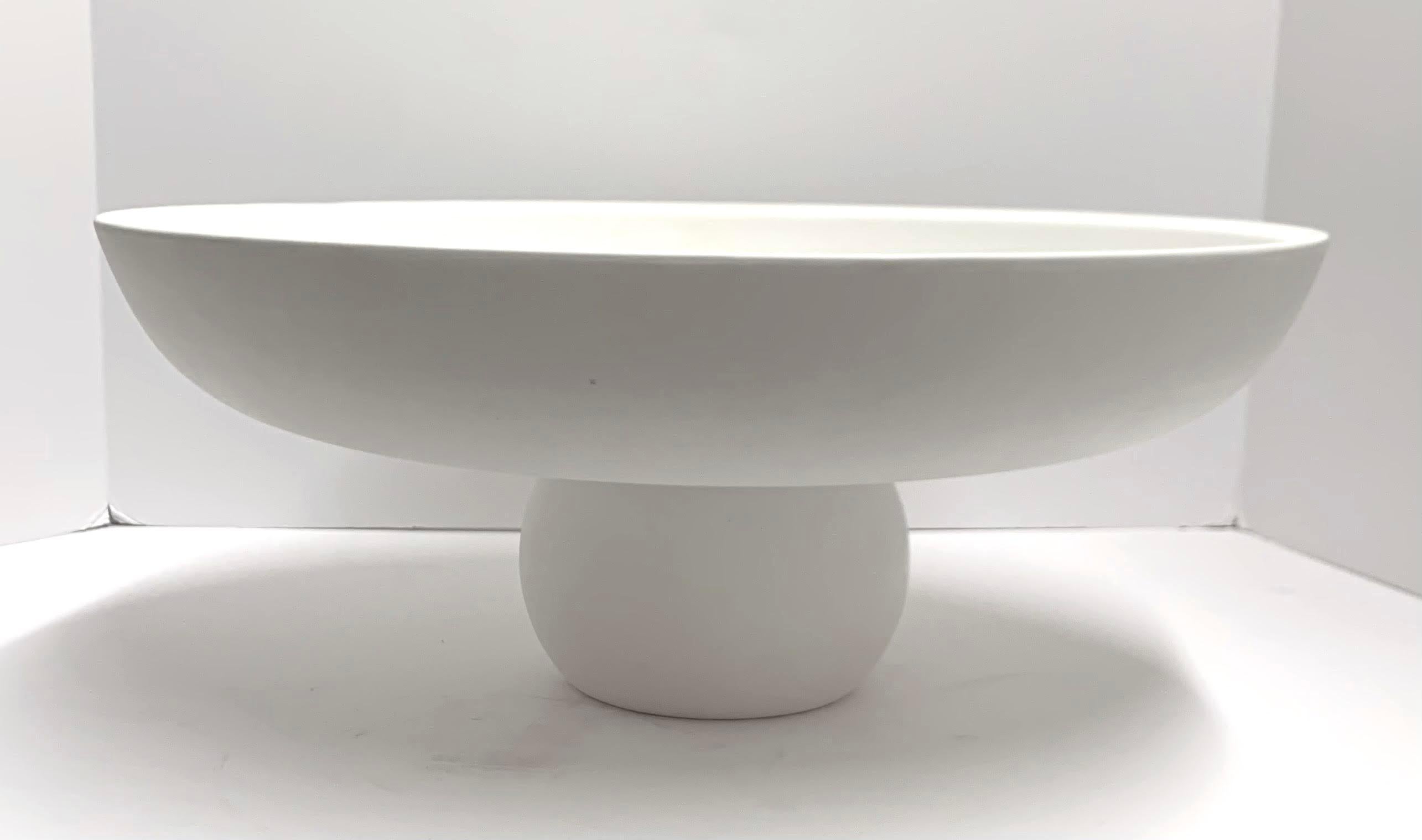 Chinois Grand bol rond blanc à pied en céramique, Design/One, Chine, Contemporain en vente