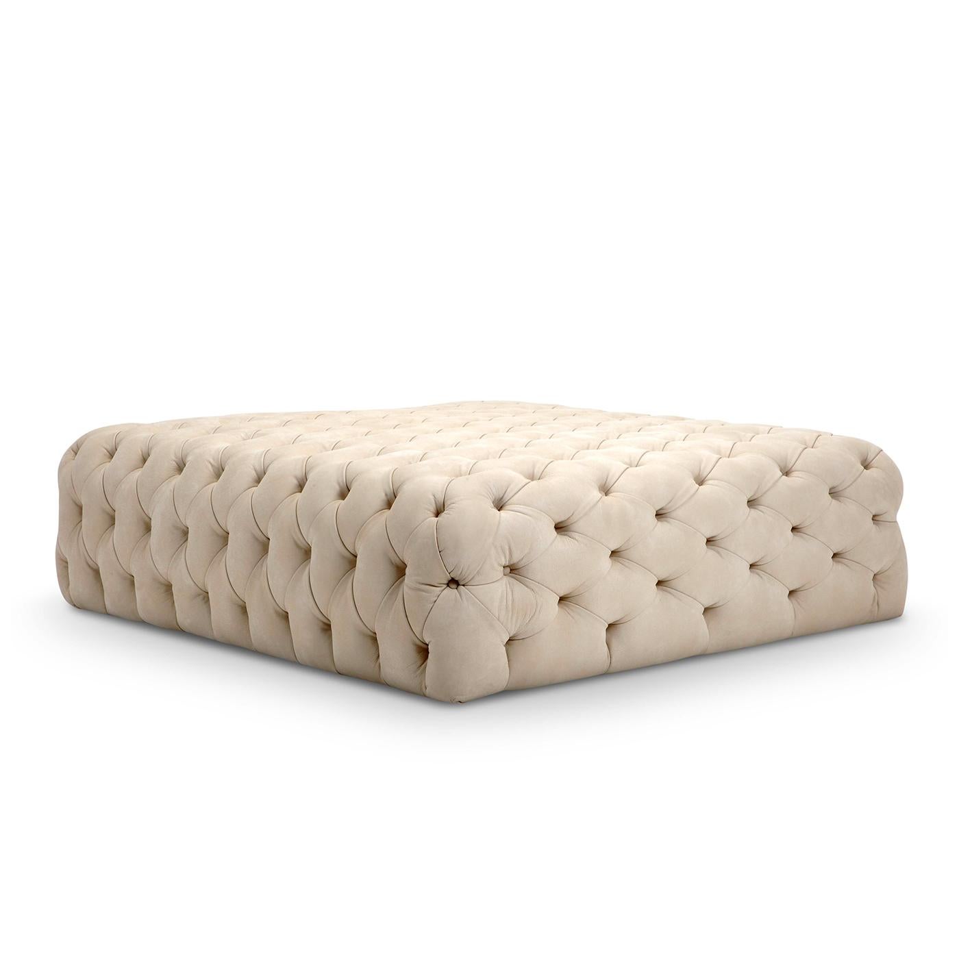 Ce pouf touffeté est entièrement padré en mousse de polyuréthane multi-densité pour donner une sensation de confort à son look sur mesure. La couverture est en Dacron blanc, et le grand cadre en contreplaqué et sapin est surélevé sur des pieds en