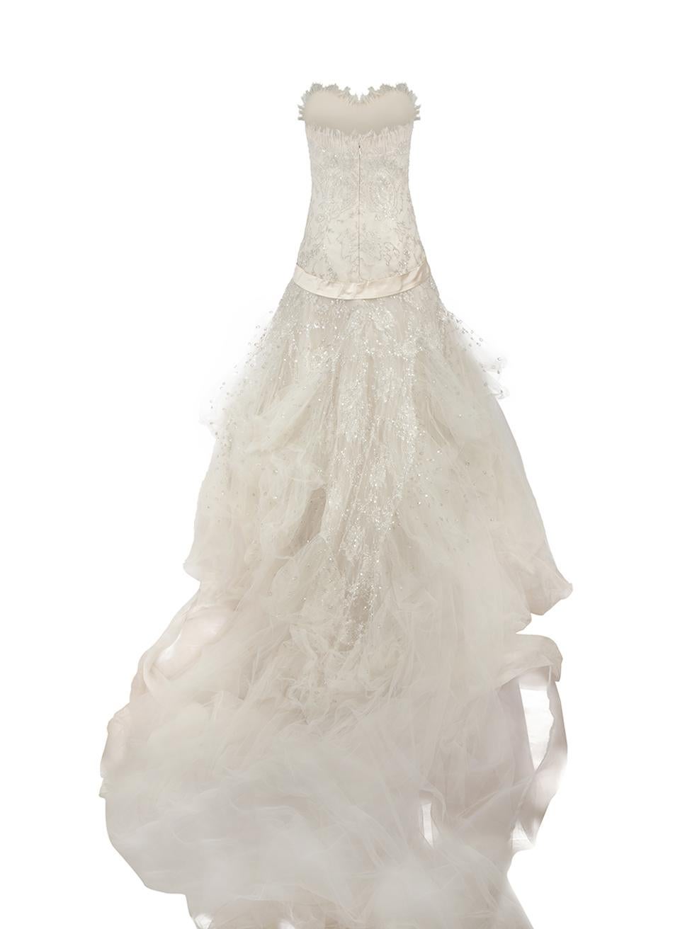 Elie Saab Weißes mehrlagiges Spitzenkleid mit Paillettenbesatz Trägerloses Brautkleid Größe S im Zustand „Gut“ im Angebot in London, GB