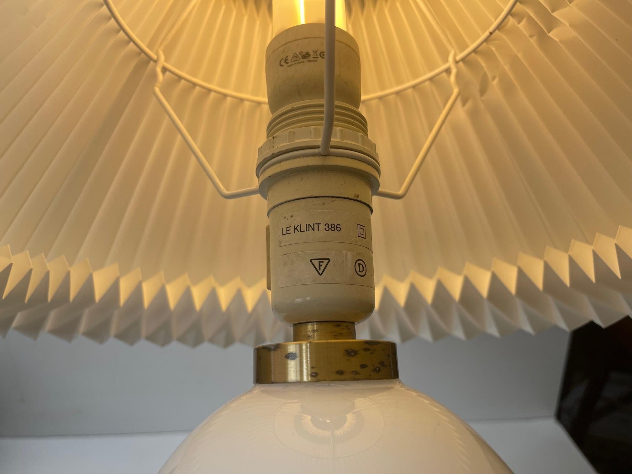 White Le Klint Egg-Shaped Opaline Glass Table Lamp In Good Condition For Sale In Esbjerg, DK