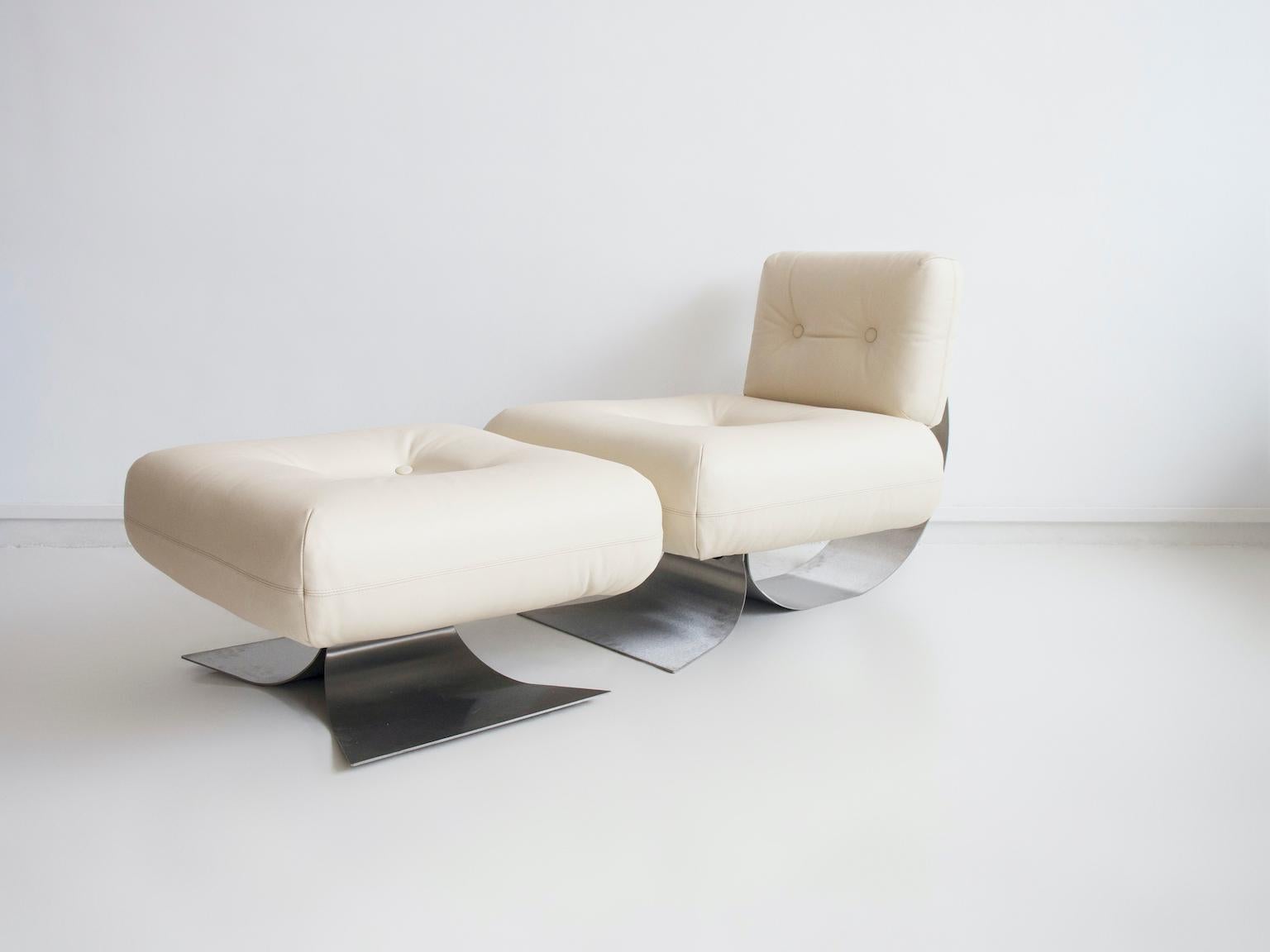 Fauteuil de salon et pouf Alta en cuir blanc par Oscar Niemeyer en vente 1