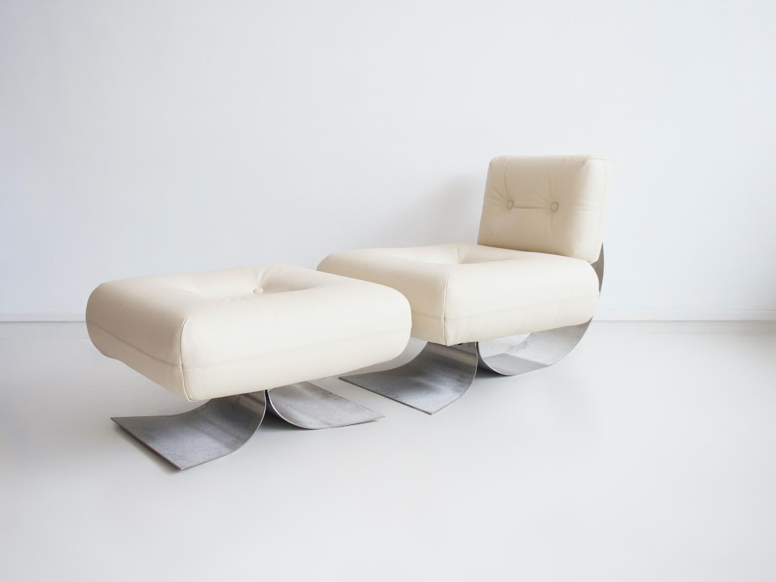 White Leather Alta Lounge Chair and Ottoman by Oscar Niemeyer For Sale 2