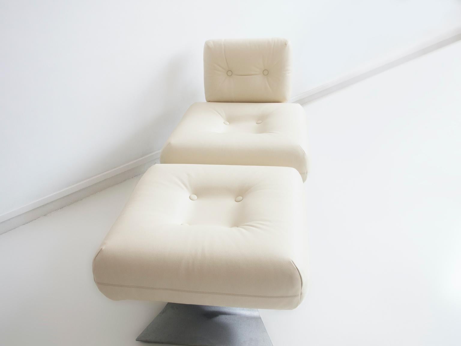 Fauteuil de salon et pouf Alta en cuir blanc par Oscar Niemeyer en vente 4