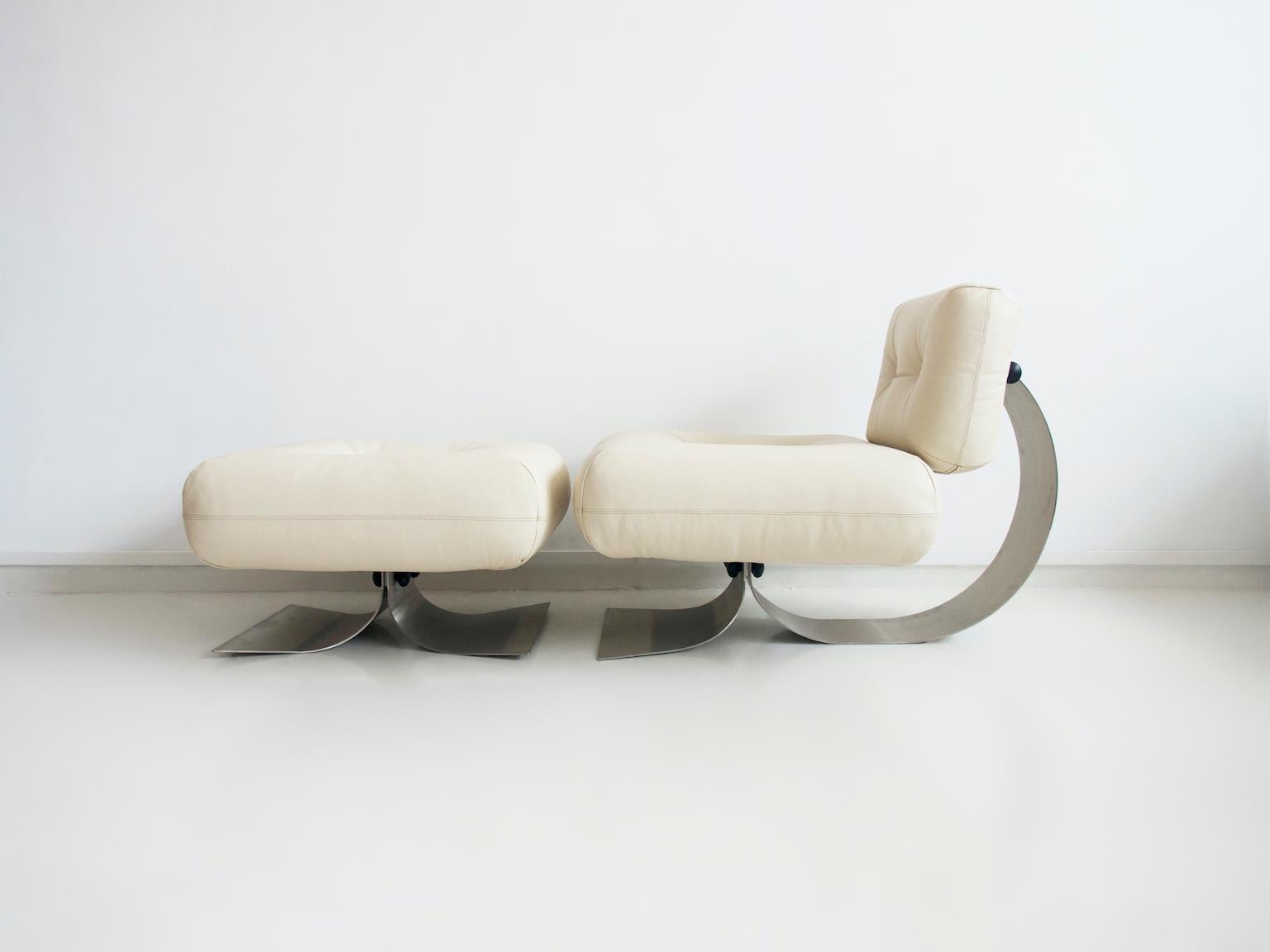 Fauteuil de salon et pouf Alta en cuir blanc par Oscar Niemeyer en vente 7