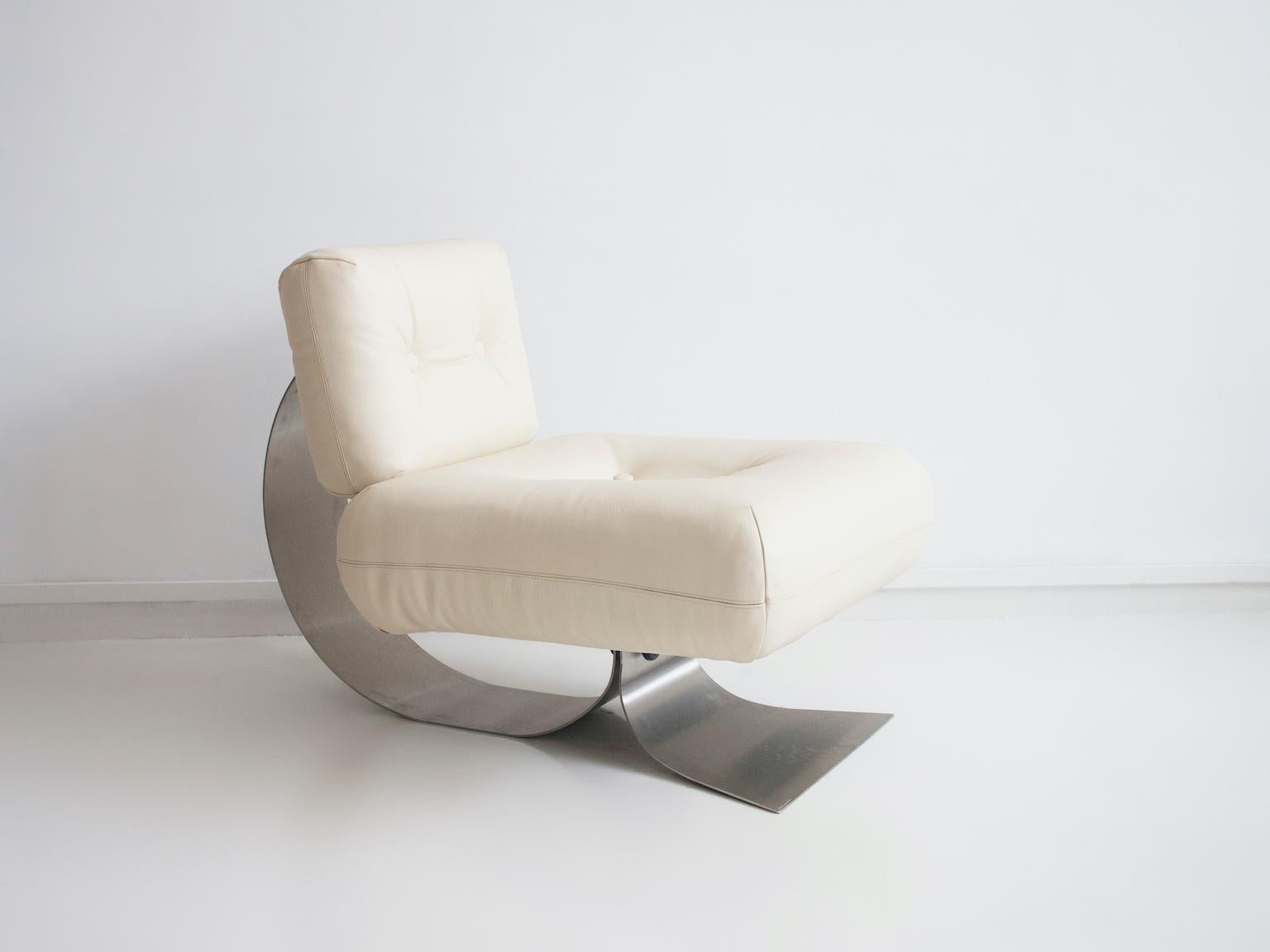 Iconic 'Alta' lounge chair with ottoman designed by Brazilian architect Oscar Niemeyer and manufactured by Mobilier International in France. Made of steel with white leather upholstery, 1970s. Labeled by producer.
Ottoman measurements: Height 47