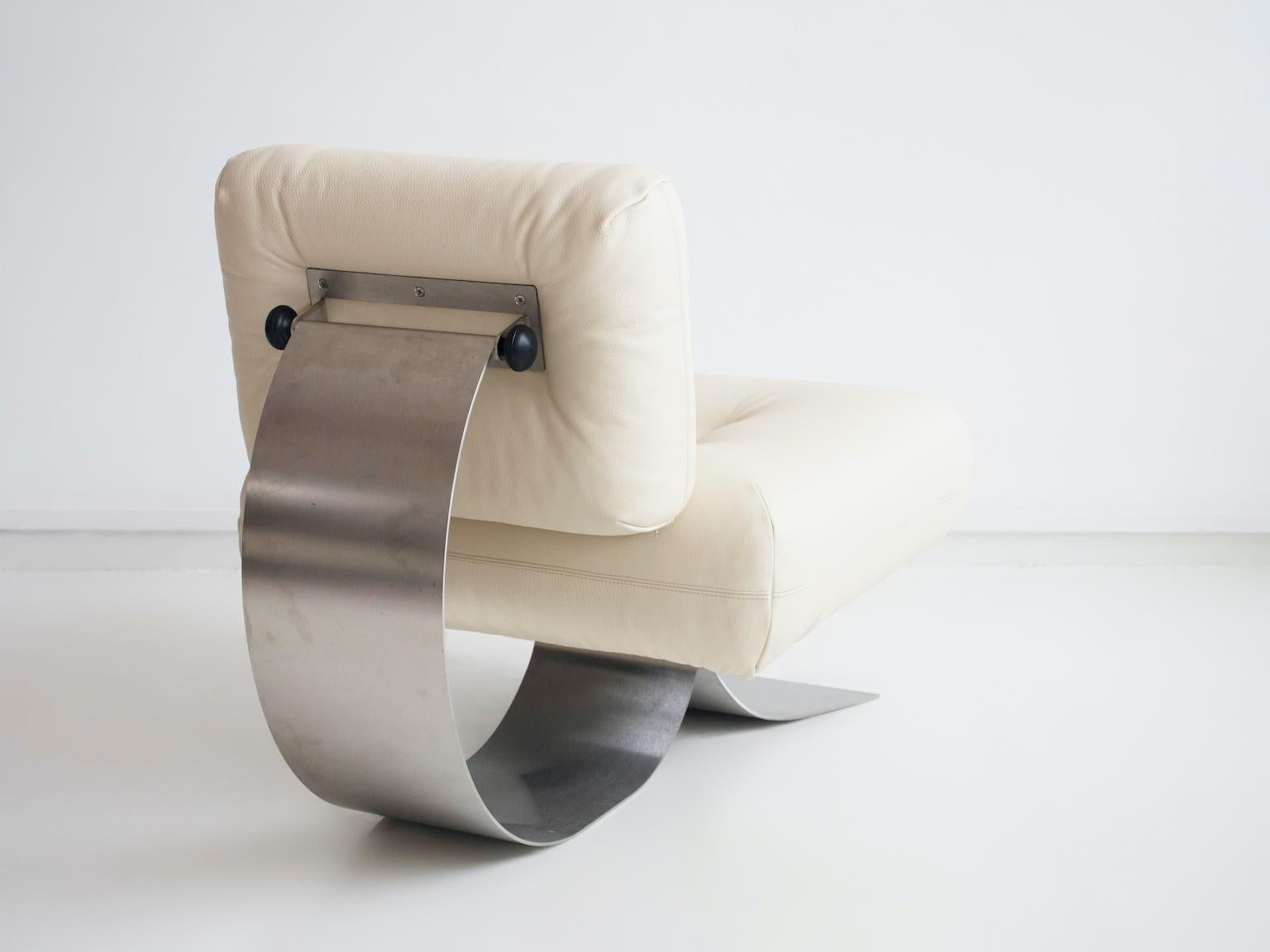 Alta Loungesessel und Ottomane aus weißem Leder von Oscar Niemeyer (Französisch) im Angebot