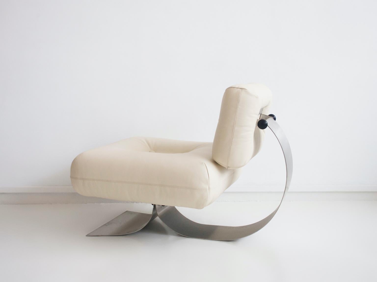 Alta Loungesessel und Ottomane aus weißem Leder von Oscar Niemeyer (Stahl) im Angebot