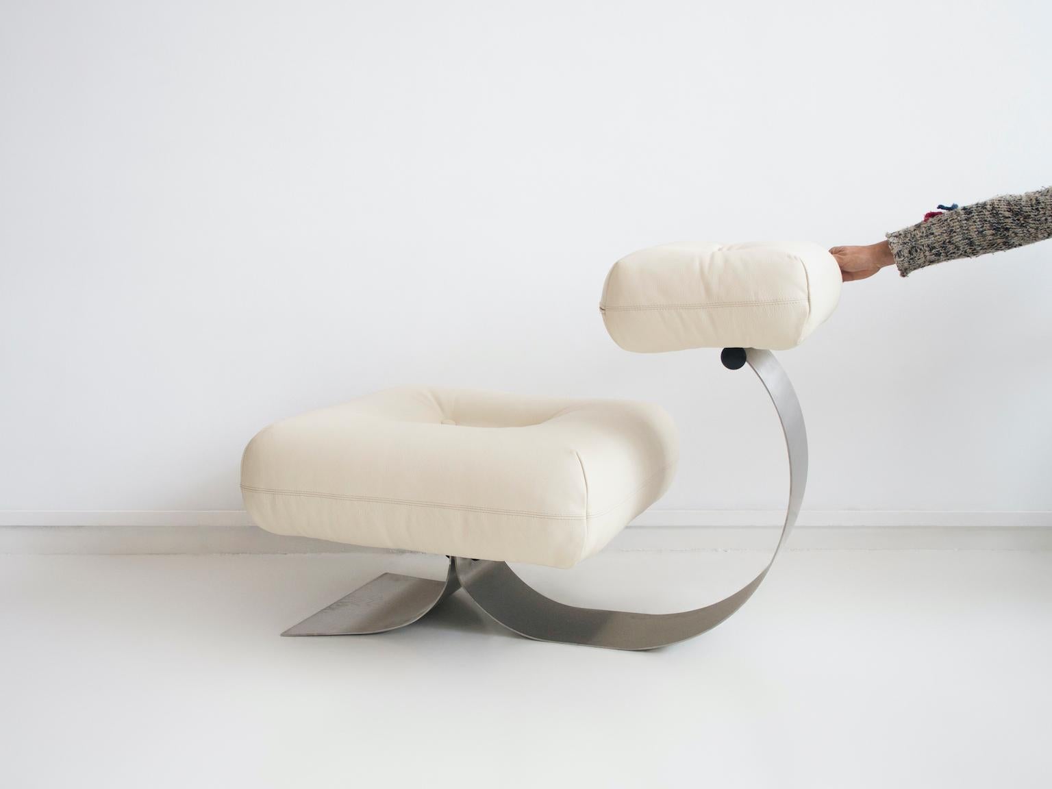 White Leather Alta Lounge Chair and Ottoman by Oscar Niemeyer In Good Condition For Sale In Madrid, ES