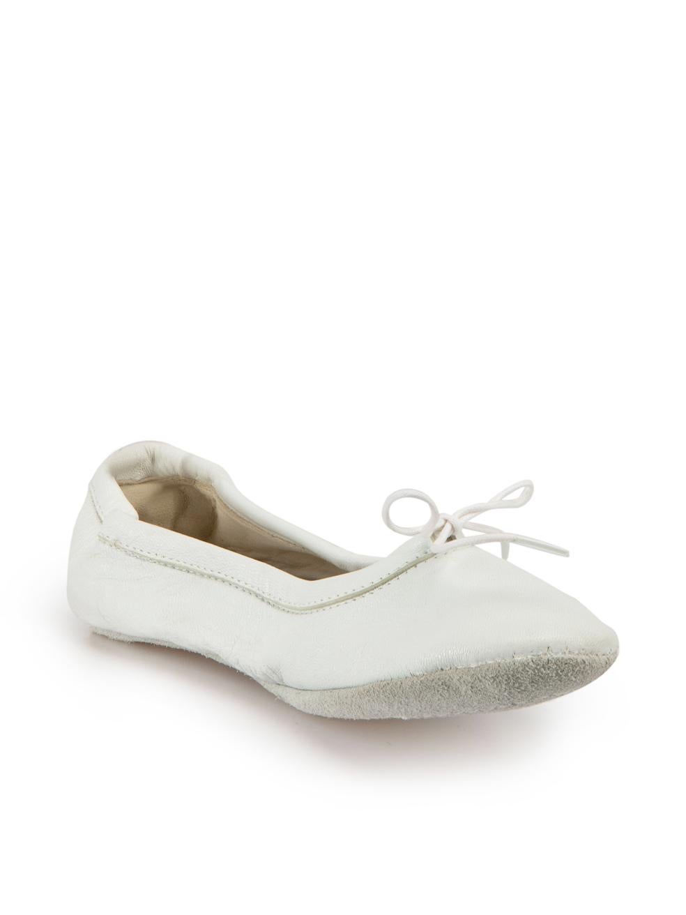 CONDITION is Very good. Hardly any visible wear to shoes evident on this used Maison Martin Margiela designer resale item.



Details


White

Leather

Ballet flats

Slip-on

Round-toe

Bow detail on the front

Small bag with zip fastening

1x Main