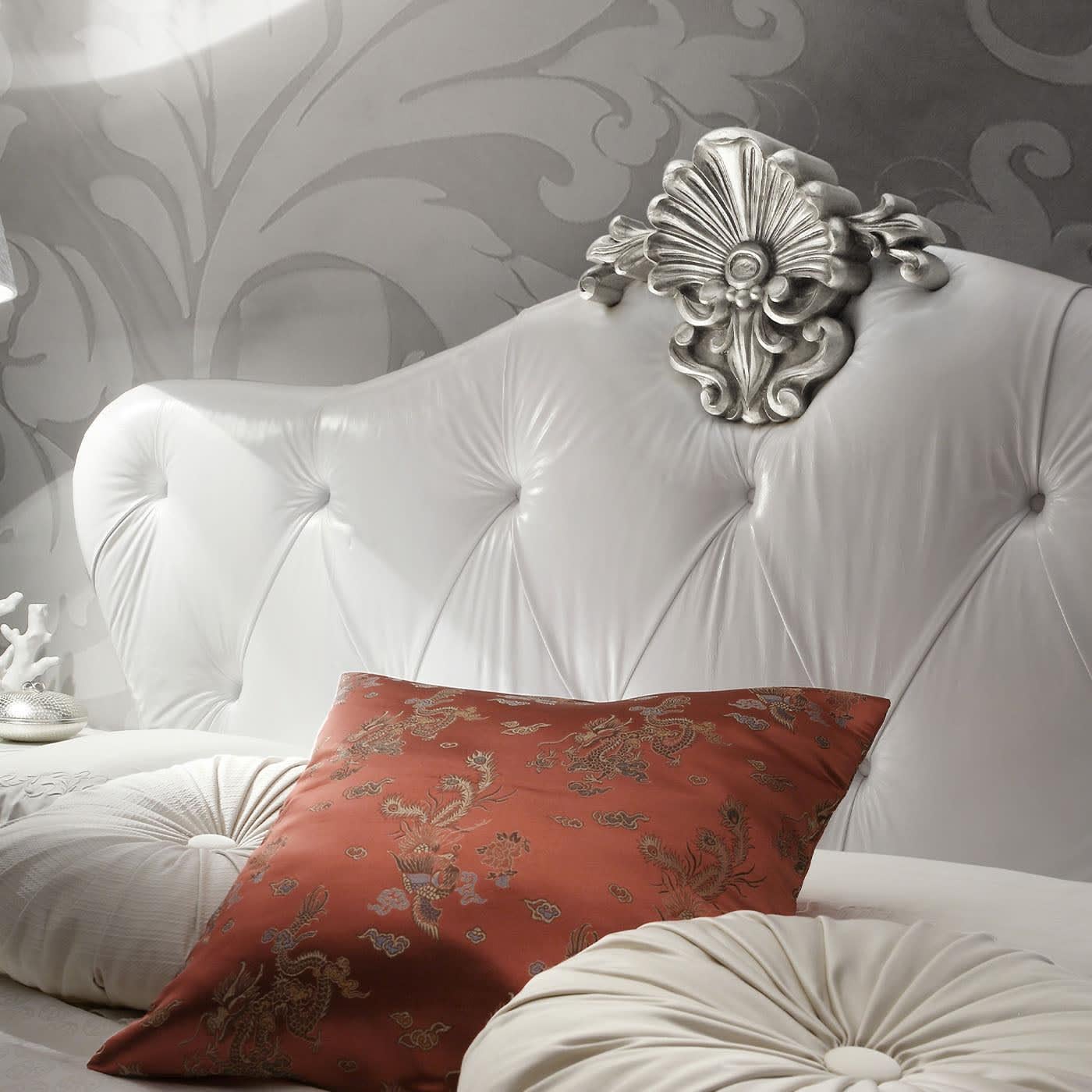 Découvrez ce lit baroque et élégant avec une tête de lit sculptée et un cuir capitonné avec touffes de boutons par Ros Italia Interiors. Le filet du lit n'est pas inclus. Veuillez contacter le service de conciergerie pour de plus amples