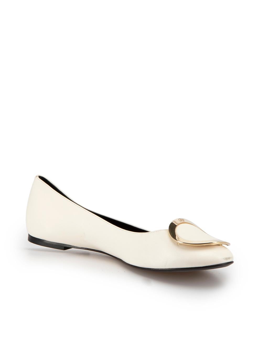 CONDITION is Very Good. Minimal wear to pumps is evident. Minimal wear to the front and heel of the right shoe with small scuffs is evident on this used Roger Vivier designer resale item.



Details


White

Leather

Ballet flats

Gold buckle