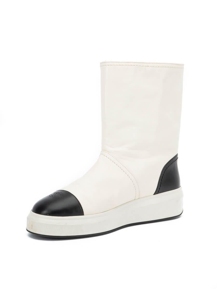 Condition is Good, minor creases, stains and scratches evident on exterior leather. Minor stains and signs of wear evident on interior and edges on this used Chanel designer resale item. 



Details


White

Leather

Ankle boots

Black toe cap