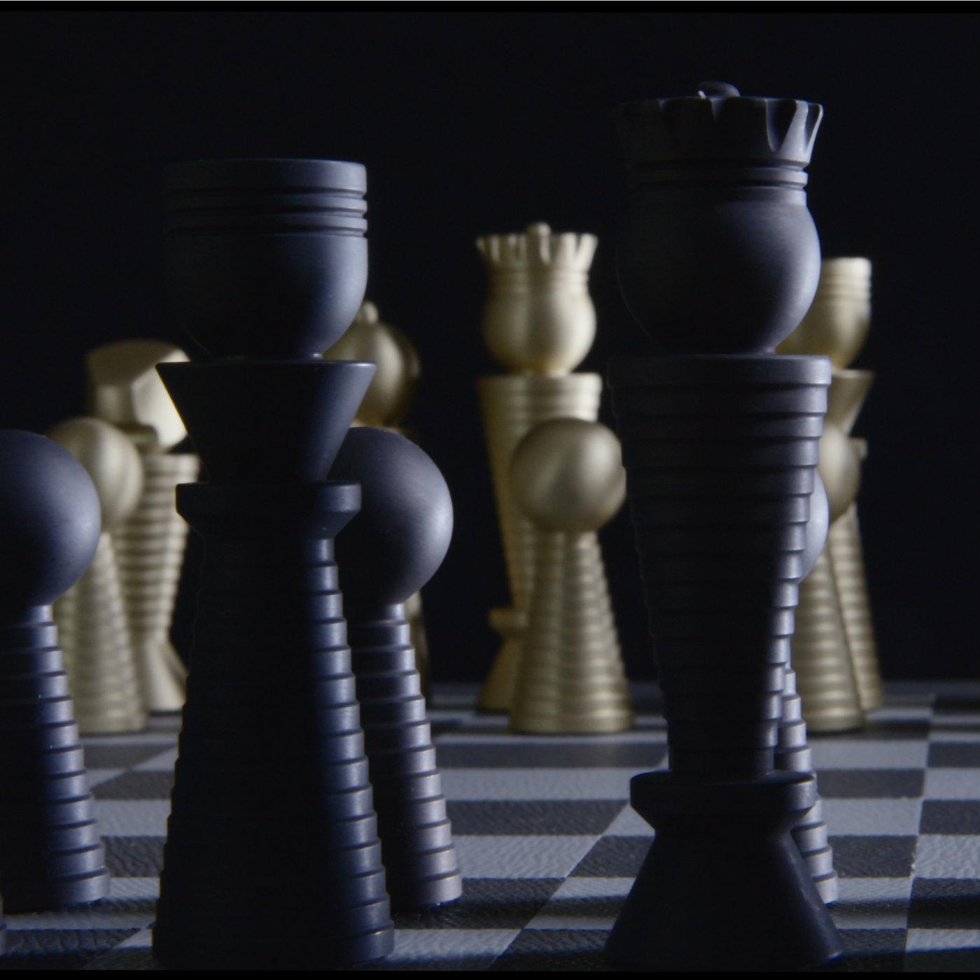 Dynamique et élégant, ce jeu d'échecs constituera un accent sublime dans une maison moderne ou traditionnelle. Fabriquée en noyer, la boîte est recouverte de cuir blanc et accentuée de carrés dorés pour la surface de l'échiquier, tandis que le