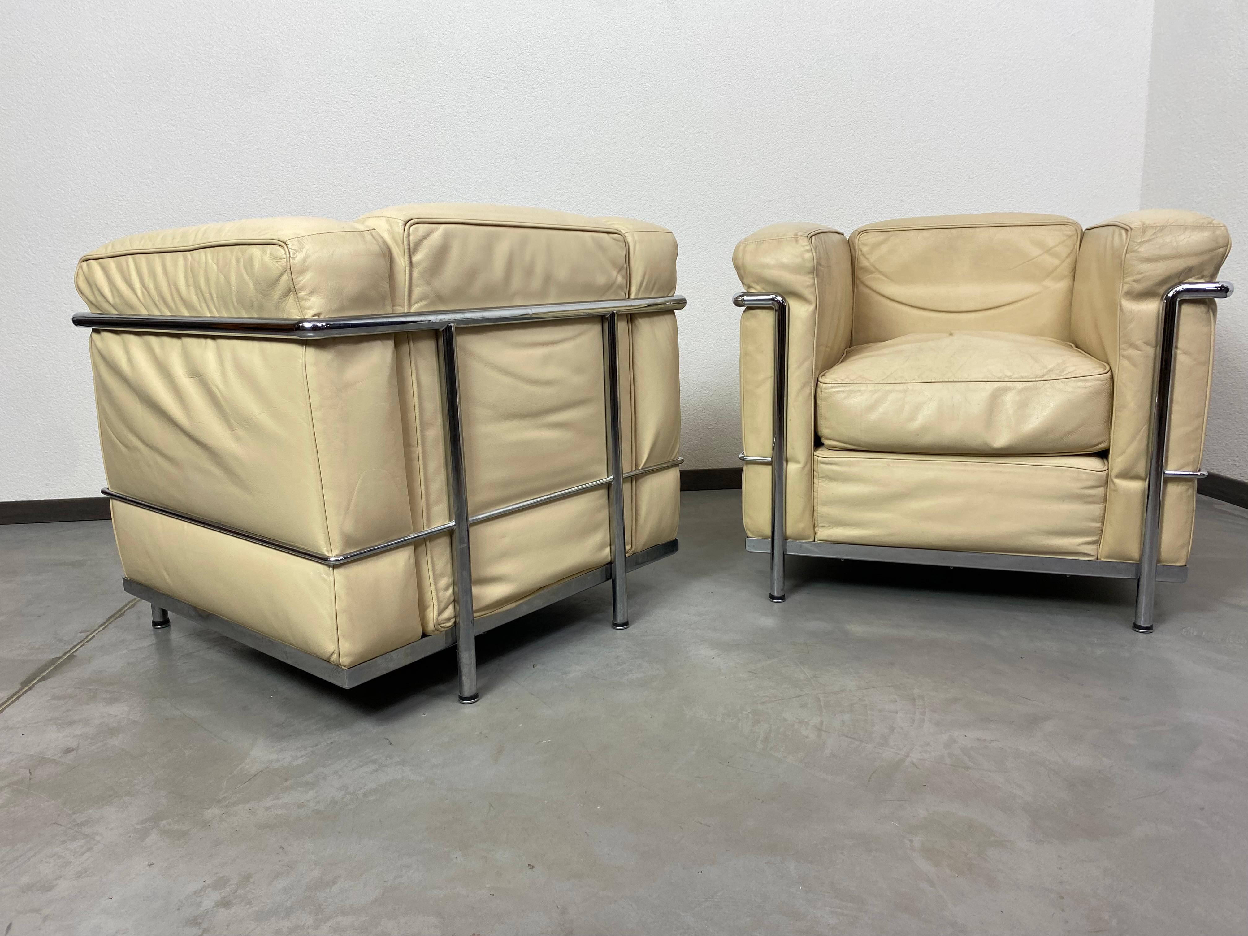 Bauhaus White leather club chairs LC2 by Le Corbusier for Cassina For Sale