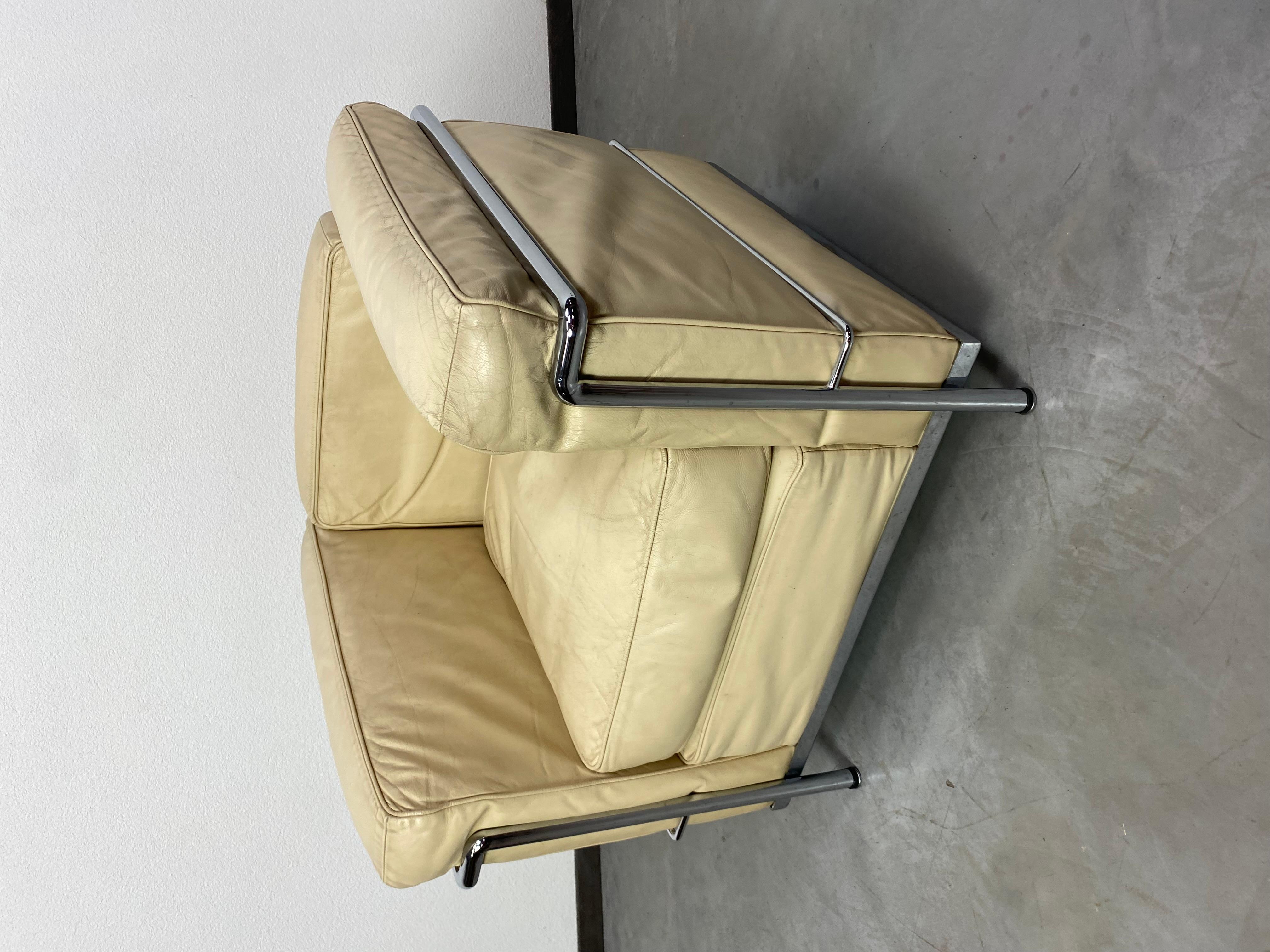 White leather club chairs LC2 by Le Corbusier for Cassina In Good Condition For Sale In Banská Štiavnica, SK