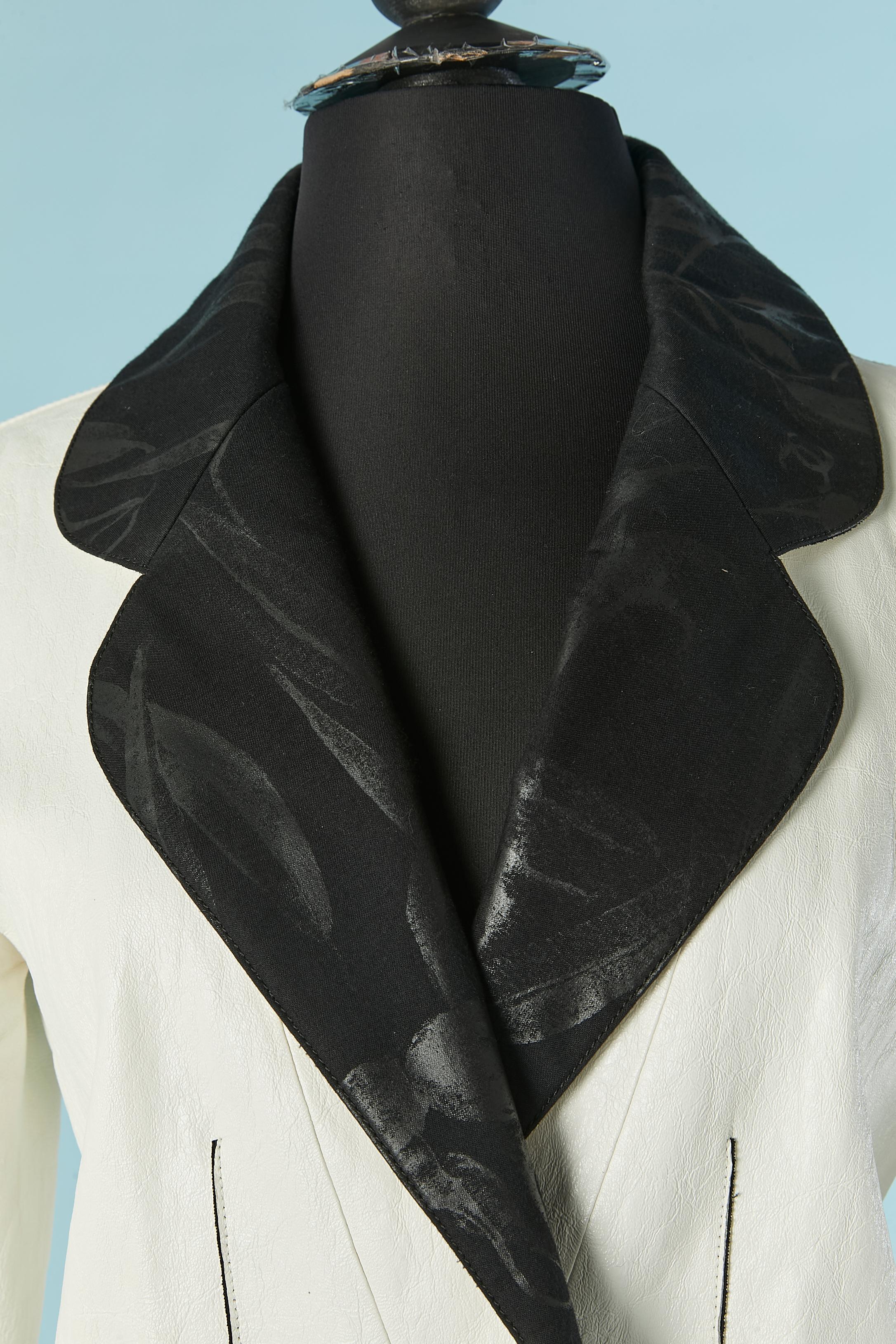 Chaqueta de cuero blanco con doble botonadura . Forro de algodón negro termosellado dentro de la piel de cordero. Cuello y puños de algodón negro.
Botón de marca y cierre de ojal en la parte delantera central. Bolsillo en ambos lados. 
TALLA 36 (Fr)
