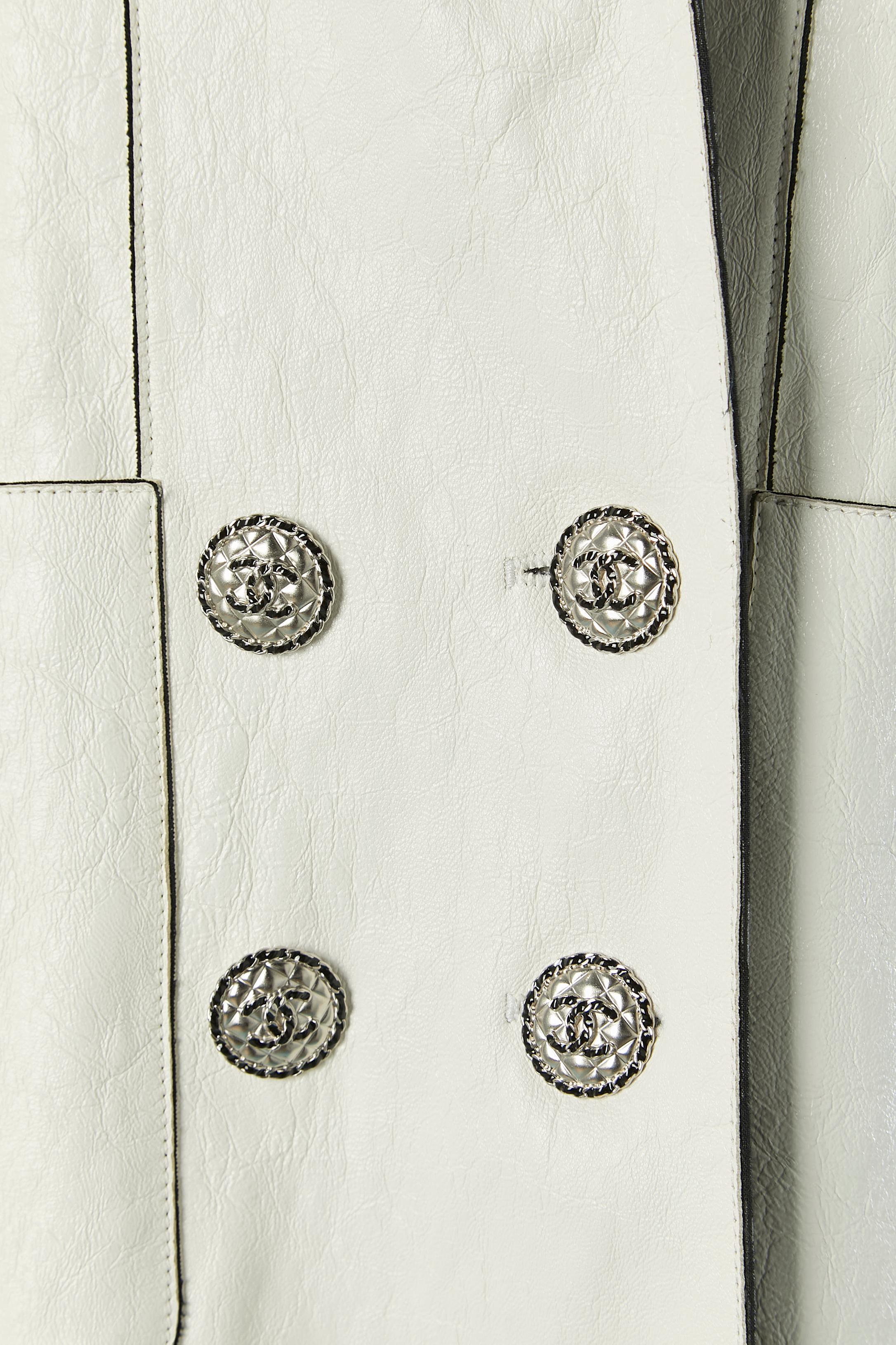 Chaqueta cruzada de cuero blanco CHANEL Gris en venta