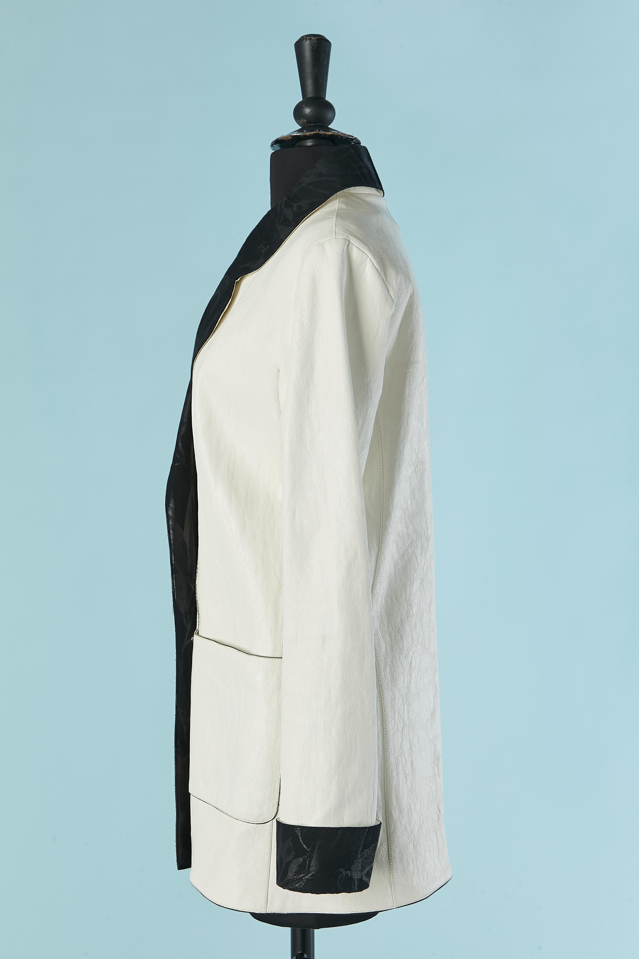Chaqueta cruzada de cuero blanco CHANEL en venta 1