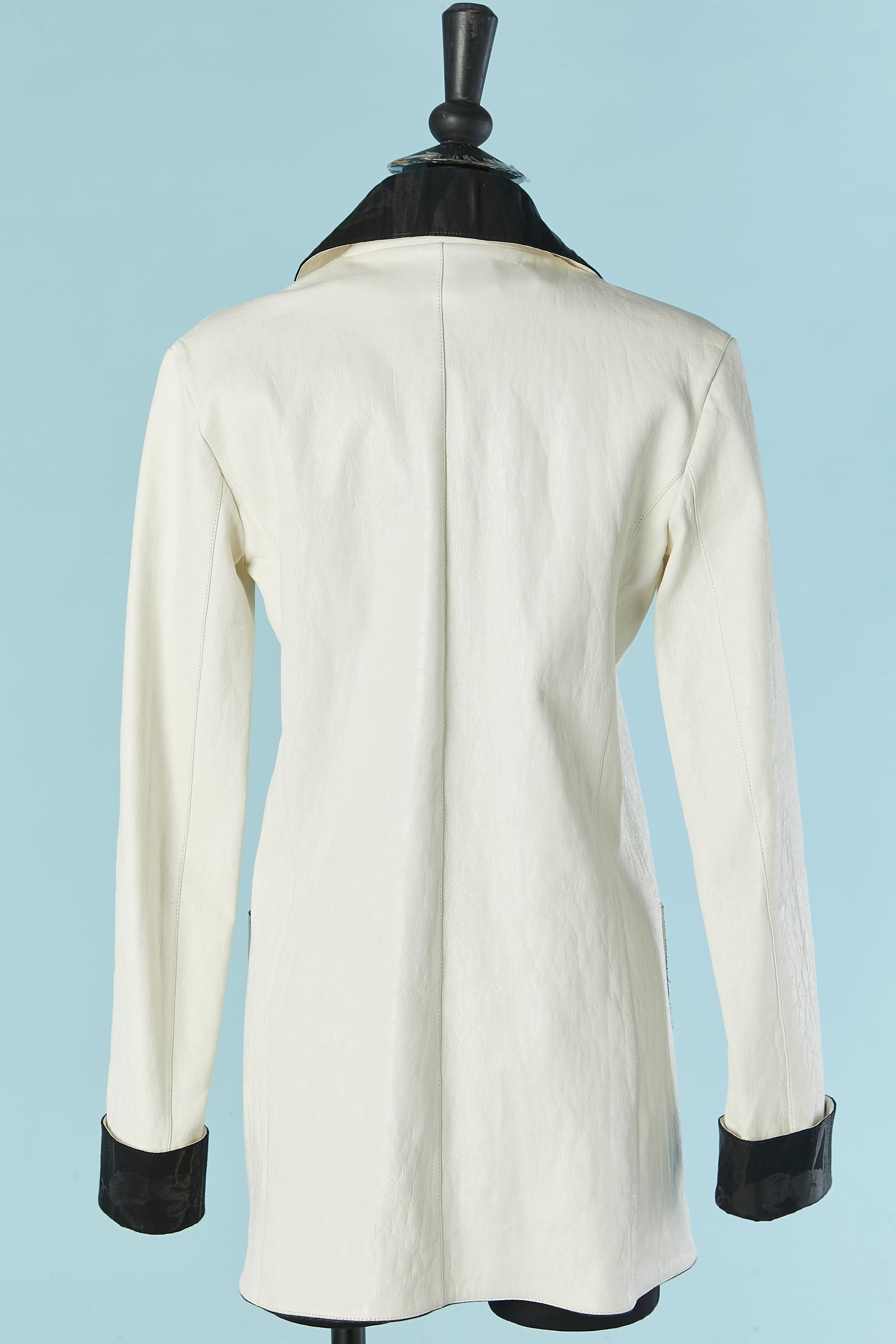 Chaqueta cruzada de cuero blanco CHANEL en venta 2