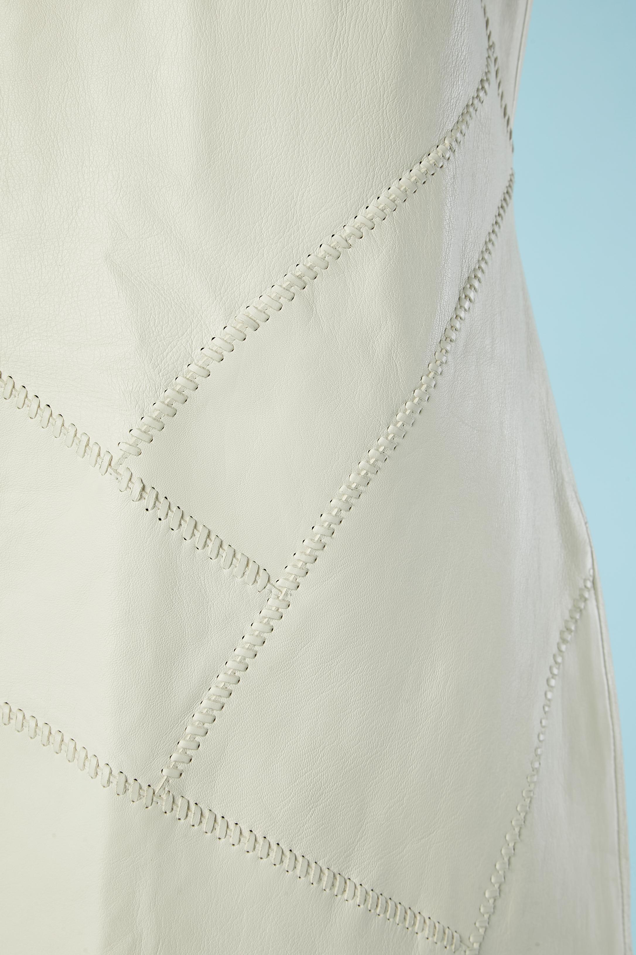 White leather dress with leather top-stitching. Lining composition: 97% polyester, 3% elastane. 
Zip closure on the middle back with branded zip-puller. 
SIZE 38 (Fr) M 
