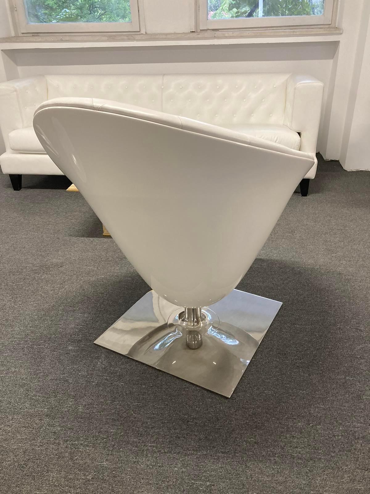 Italian swivel armchair made in fine white leather designed by Philippe Starck who inspired fundamental figures in a project decryption. This piece called Moor(e) is more likely to be a tribute to Henry Moore the great British sculptor. Certainly,