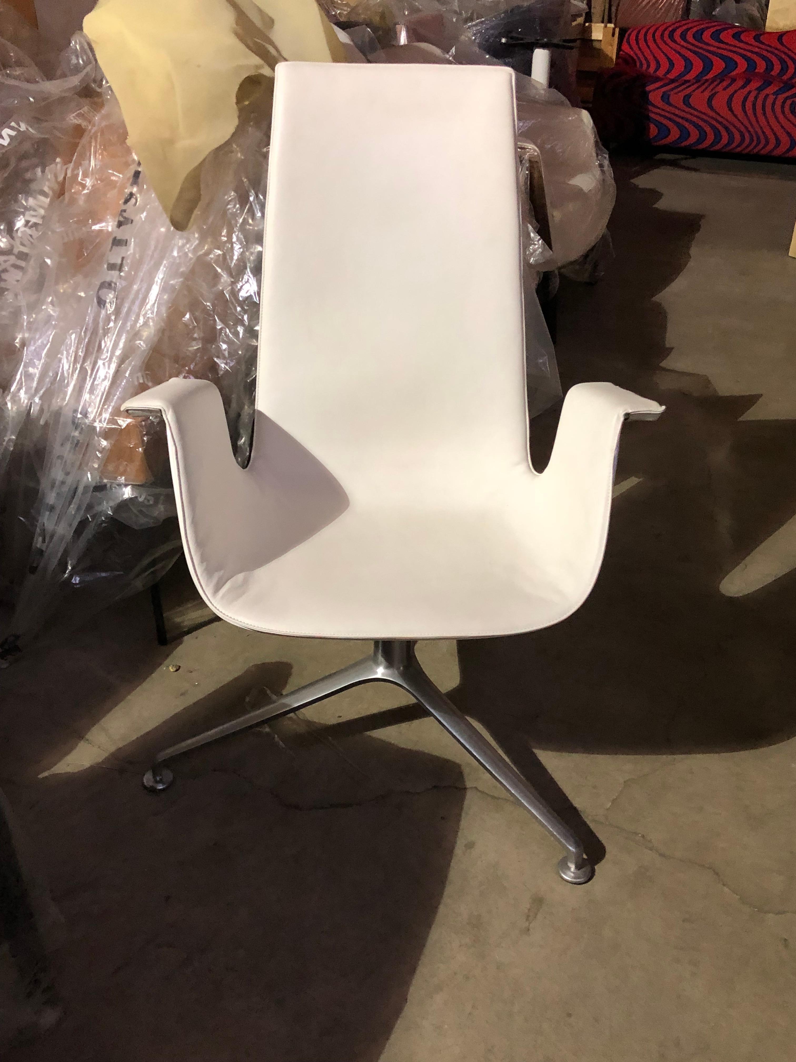 Walter Knoll White Leather FK Bucket Chair with 3-Star Base In Good Condition In New York, NY