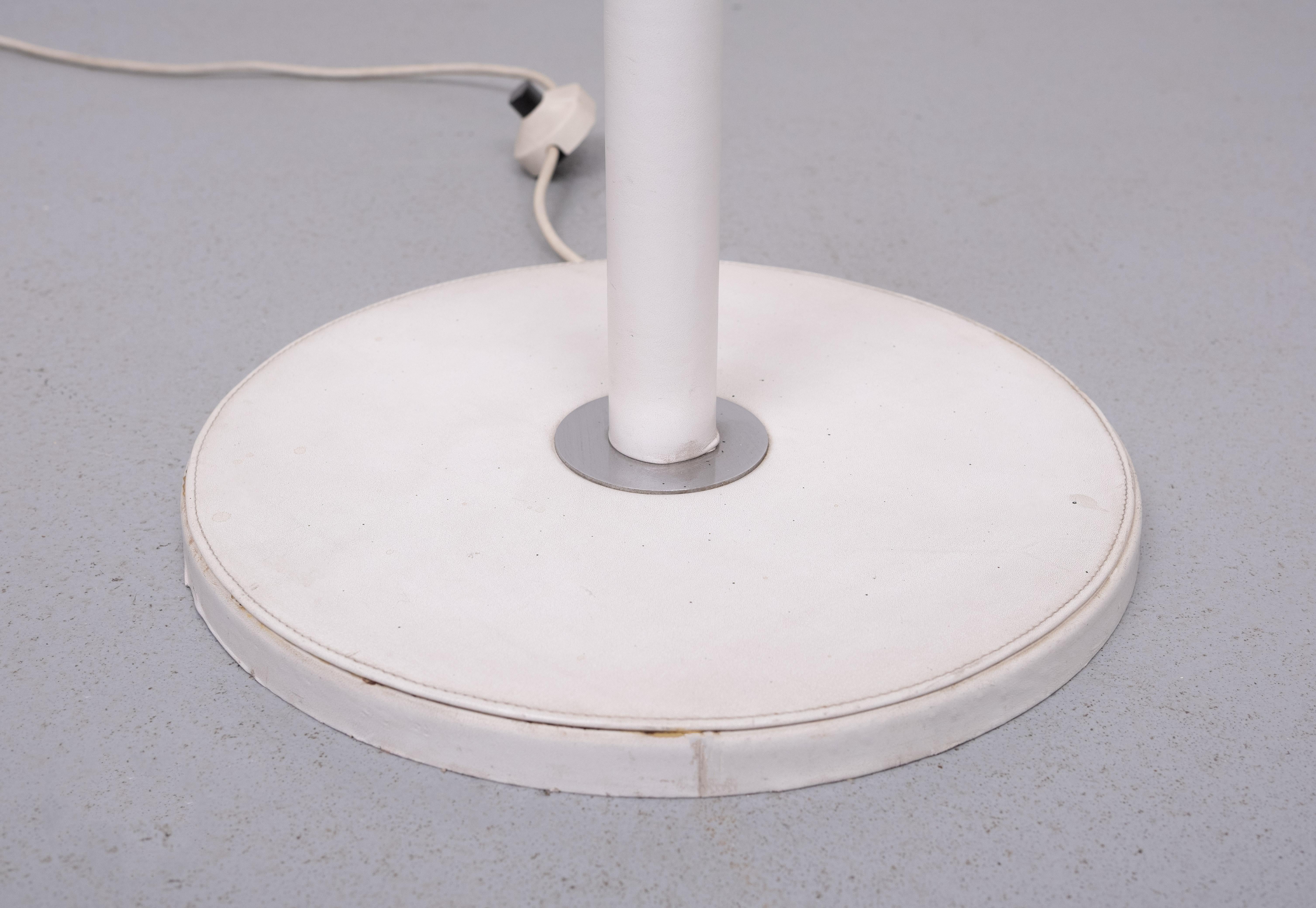 Lampada da terra molto bella.  rapito da  Whiting Leather . viene fornito con 
la tonalità originale .rifatta con la pittura a gesso, in un colore grigio.
Prodotto da Star Leuchten  Germania anni '70 .
Sono necessarie due lampadine grandi.