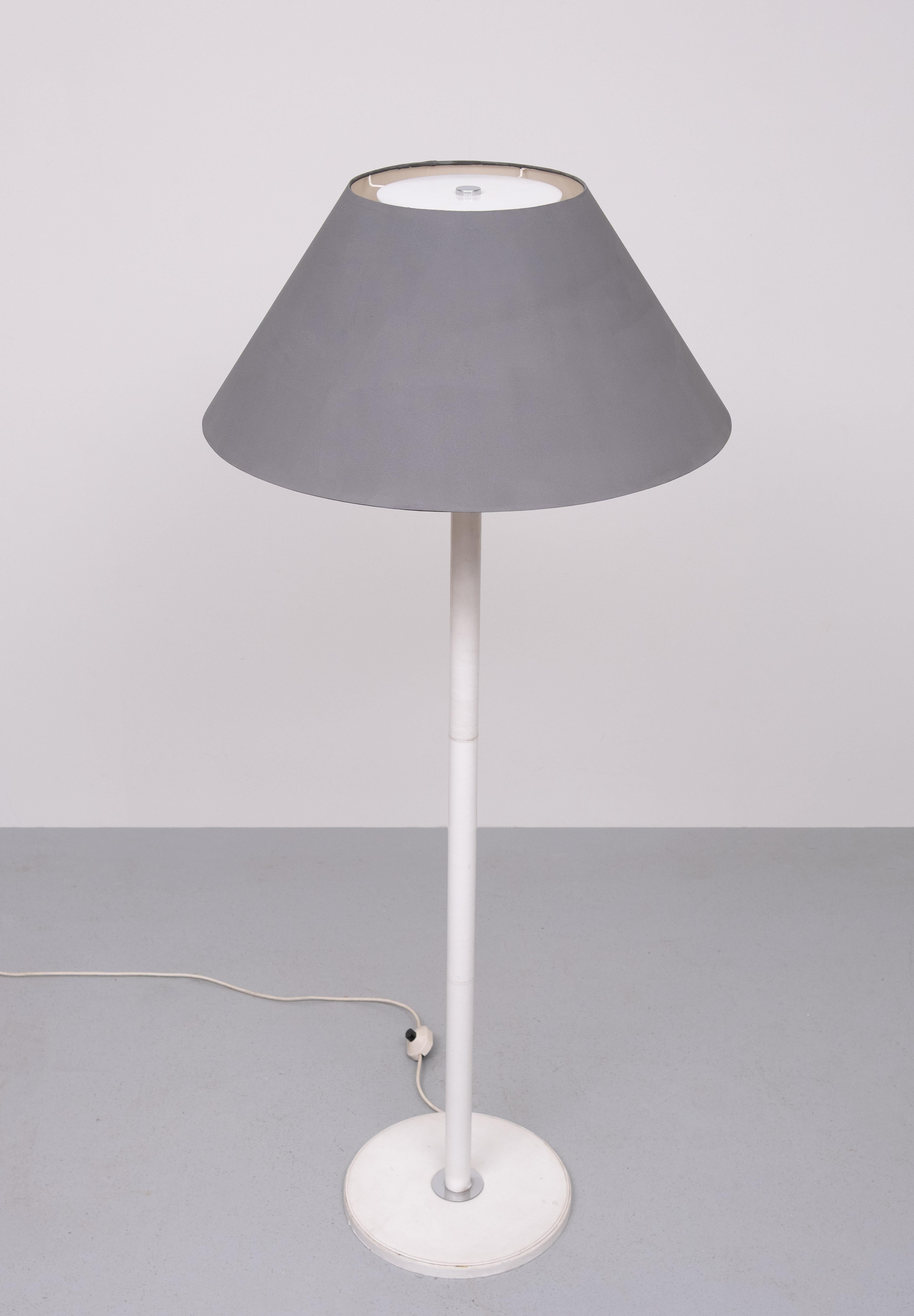 Tedesco Lampada da terra in pelle bianca di Star Leuchten Germania, anni '70 in vendita