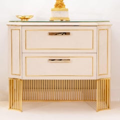 Table de nuit en cuir blanc et laiton doré