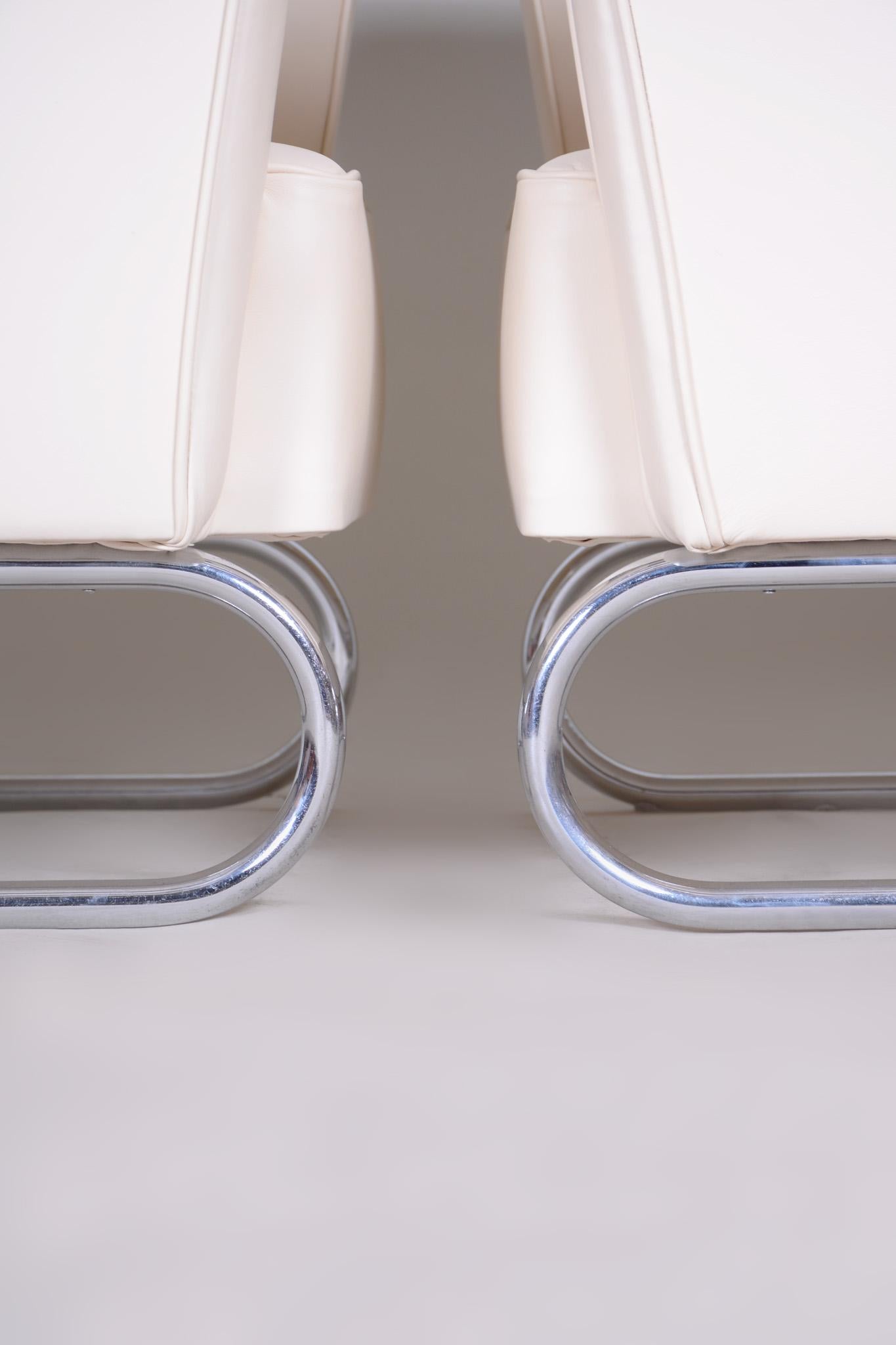 White leather Halabala armchairs made in 1930s Czechia - Fully restored im Angebot 5