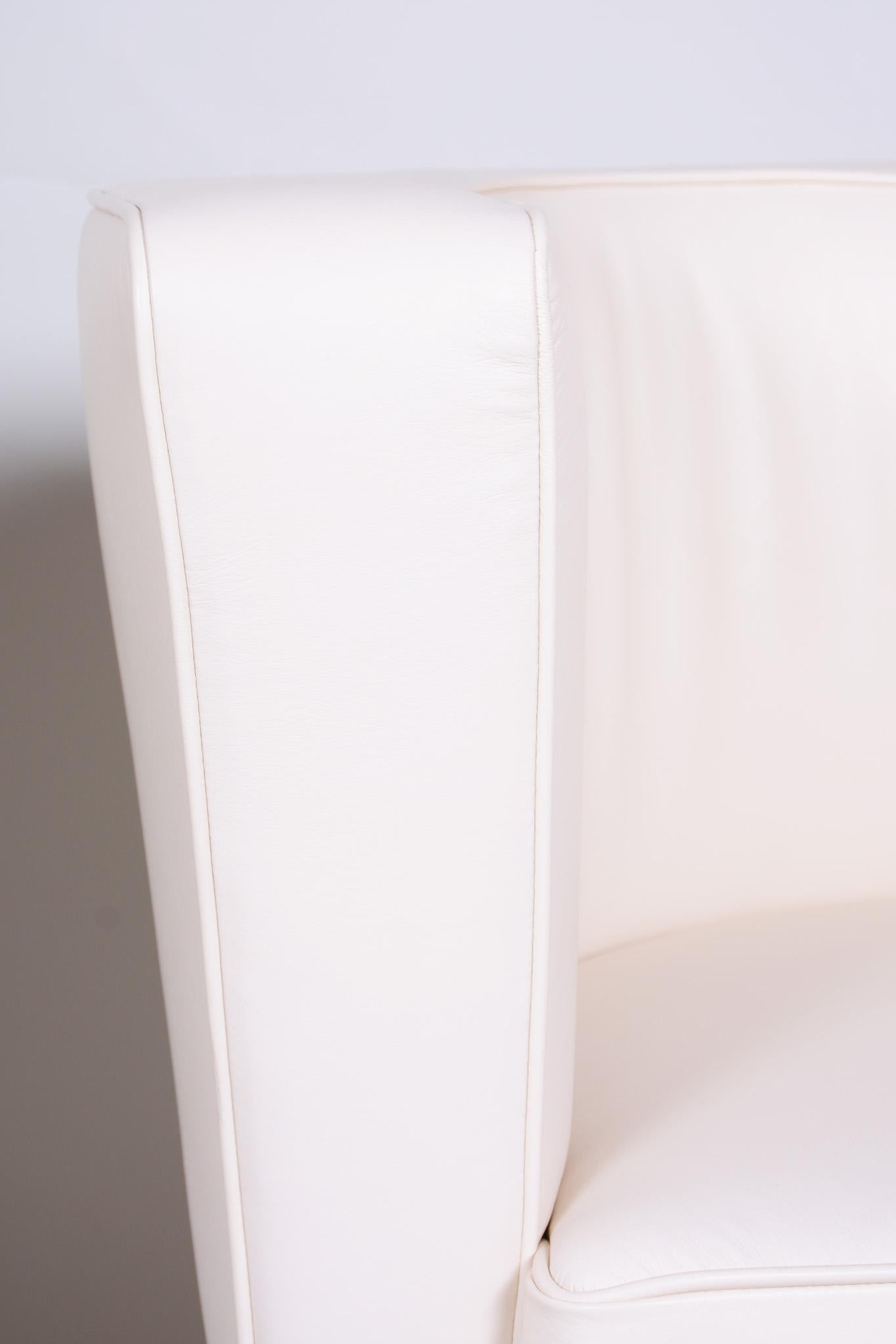 White leather Halabala armchairs made in 1930s Czechia - Fully restored (Art déco) im Angebot