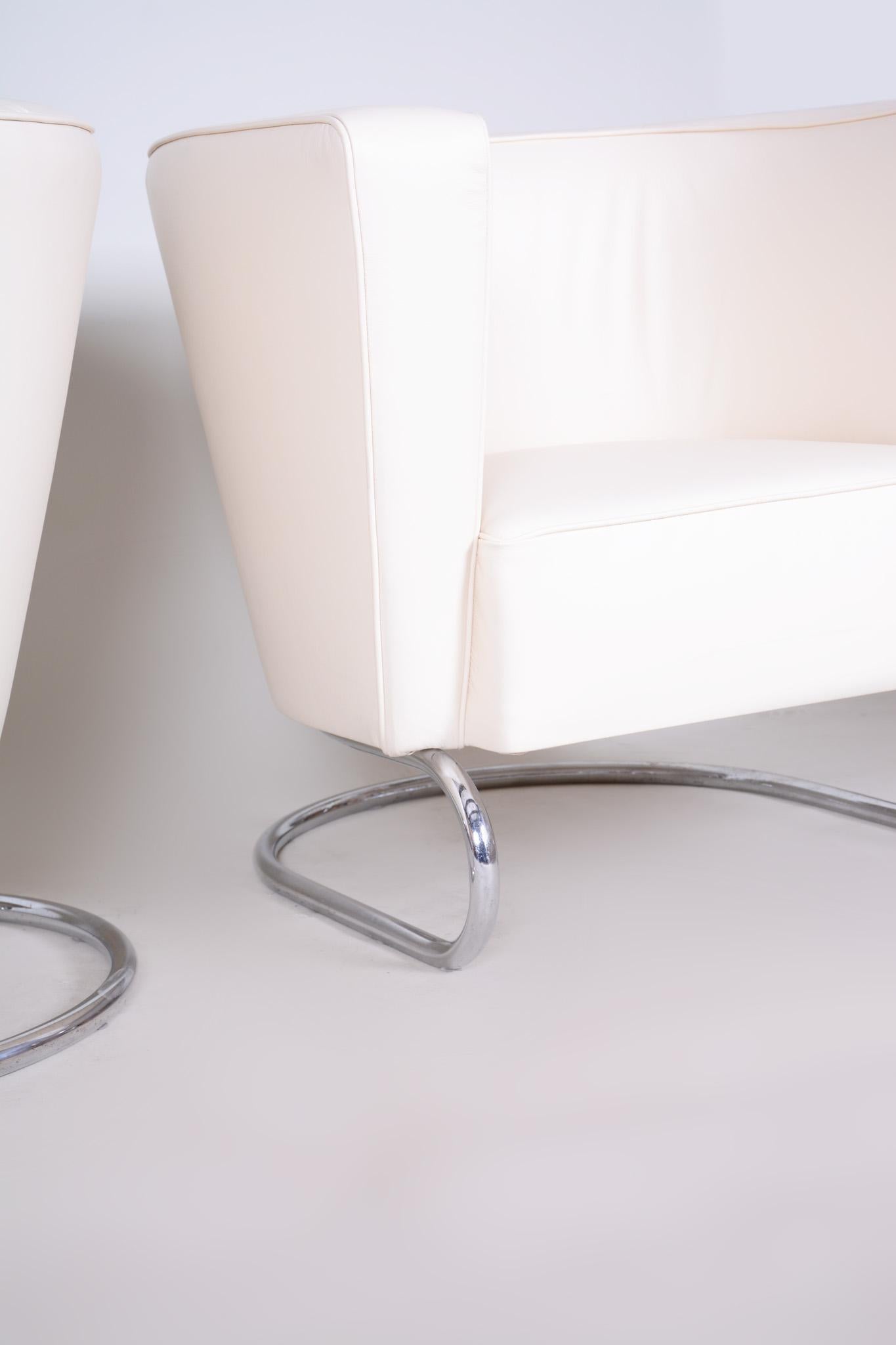 White leather Halabala armchairs made in 1930s Czechia - Fully restored im Angebot 1