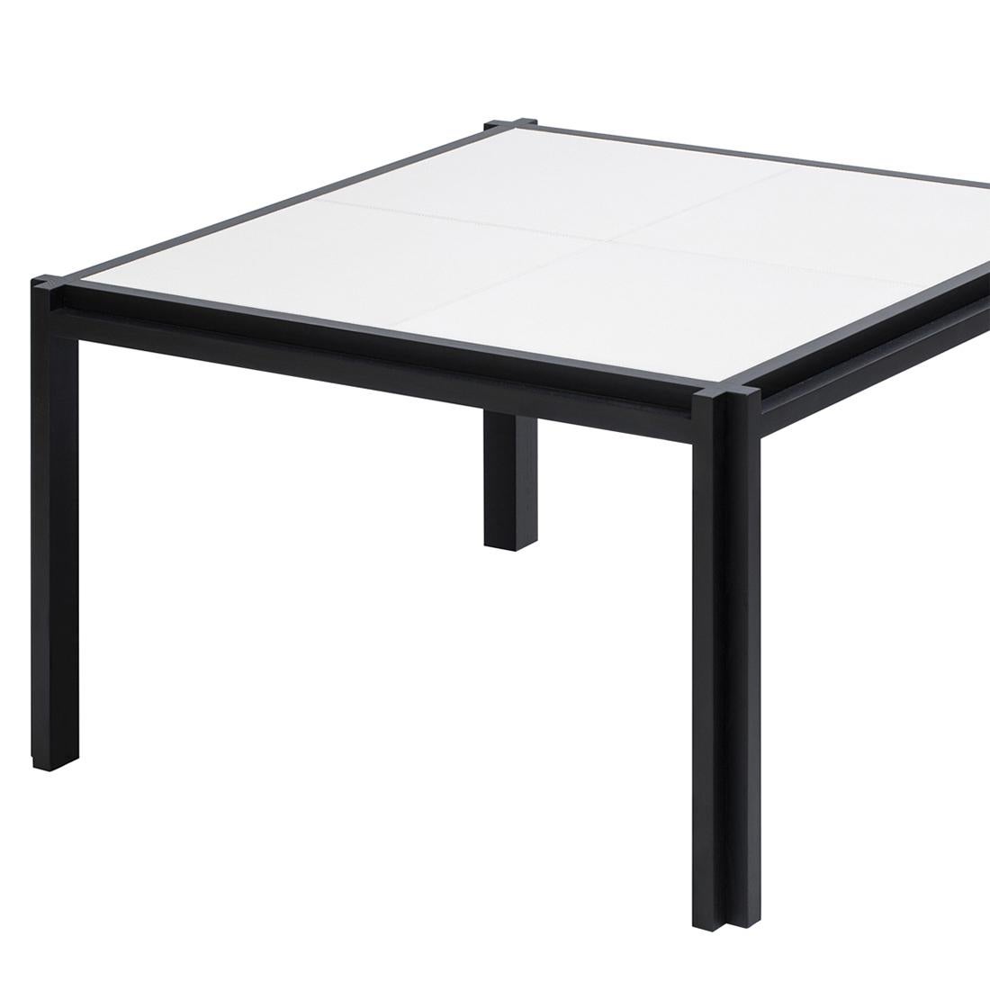 Table basse en cuir blanc I avec structure en noyer massif 
teinté wengé. Avec dessus recouvert de haute qualité
avec du cuir véritable, Cat A.
Disponible en : 
L40 x D40 x H 45cm, prix : 2150,00€
L50 x D50 x H 45cm, prix : 2400,00€
L60 x D60 x H