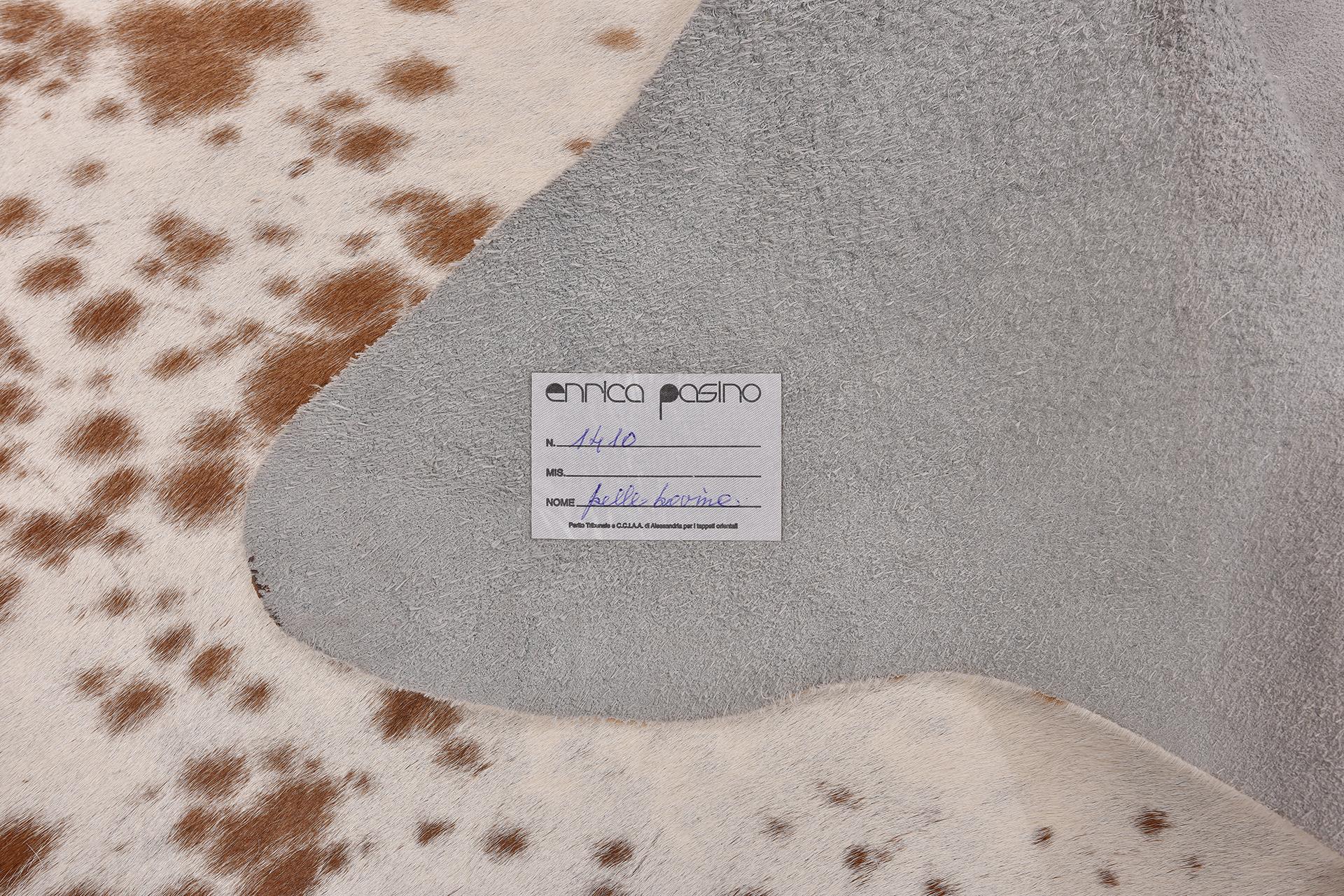 nr. 1410 - White leather in natural colors and special processing , so the edges have no waviness and adhere perfectly to the floor.
Now with an interesting price because I'm closing my activities.