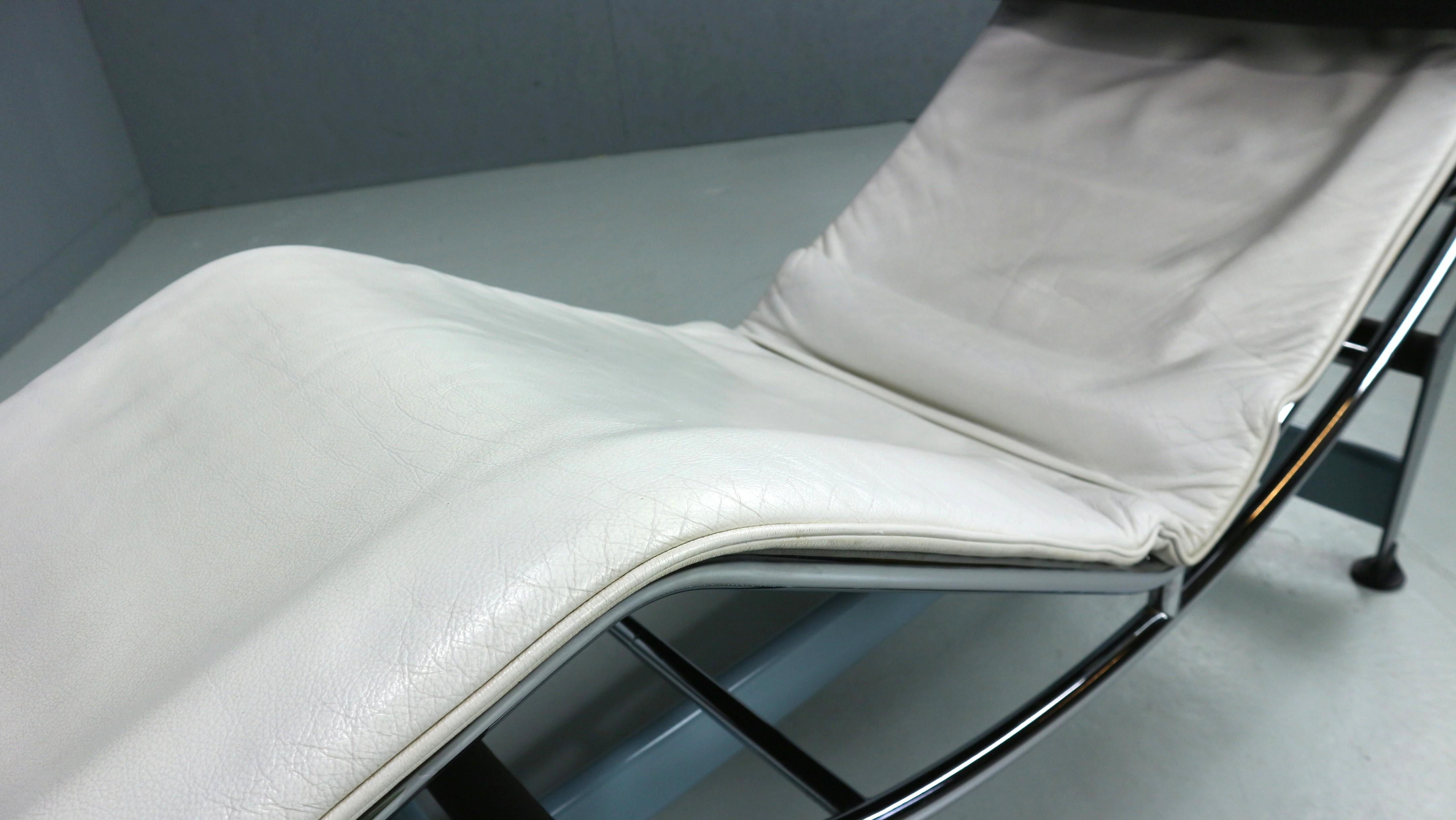 Chaise longue LC4 in pelle bianca di Le Corbusier per Cassina, anni '60 7