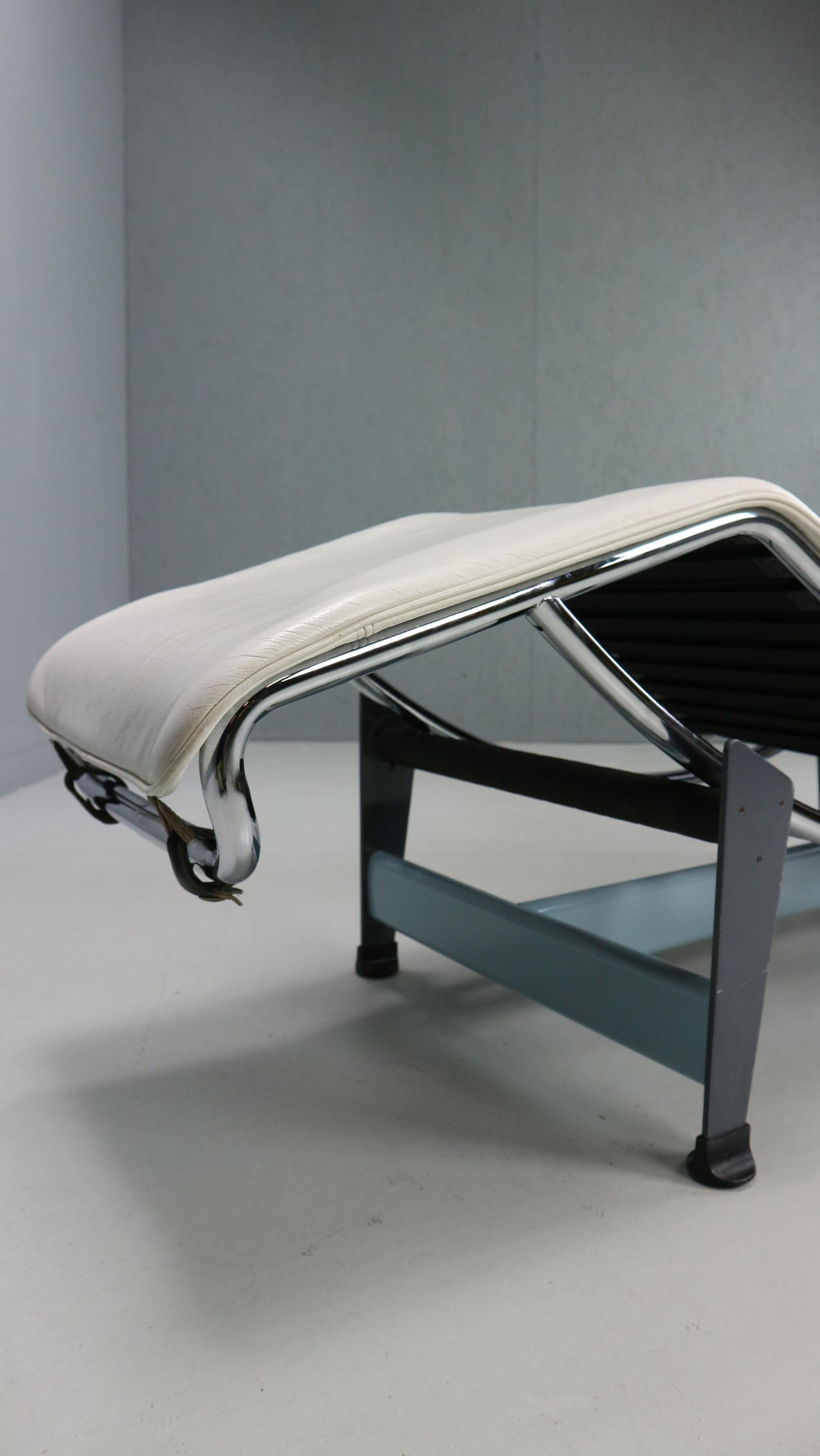 Chaise longue LC4 in pelle bianca di Le Corbusier per Cassina, anni '60 8