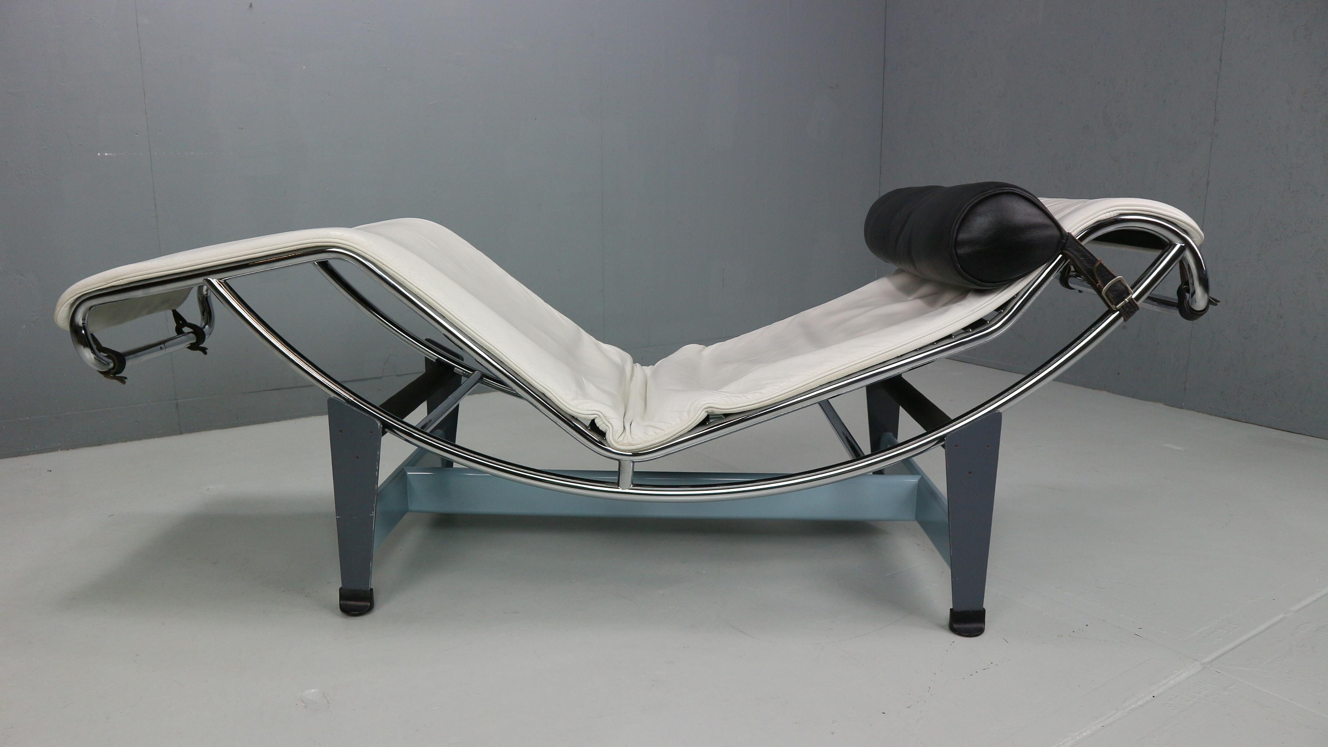 Chaise longue LC4 in pelle bianca di Le Corbusier per Cassina, anni '60 10