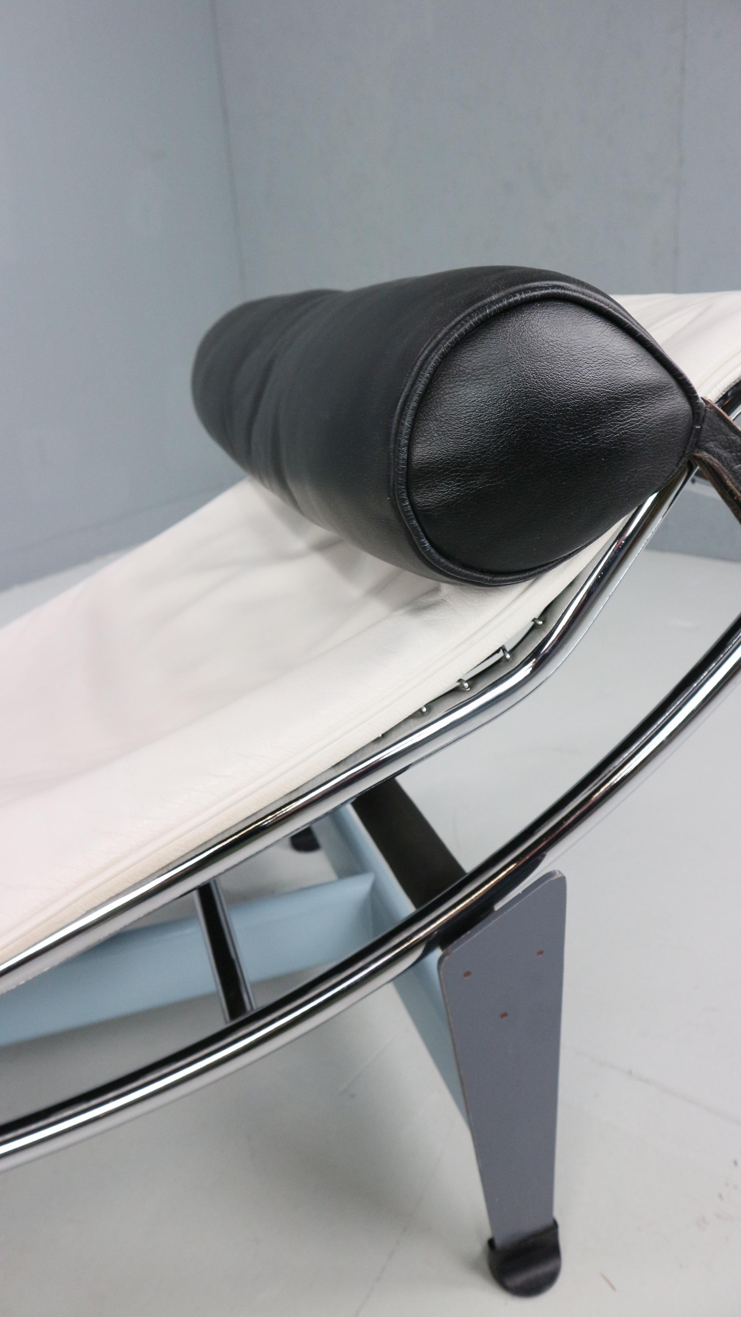 Chaise longue LC4 in pelle bianca di Le Corbusier per Cassina, anni '60 11