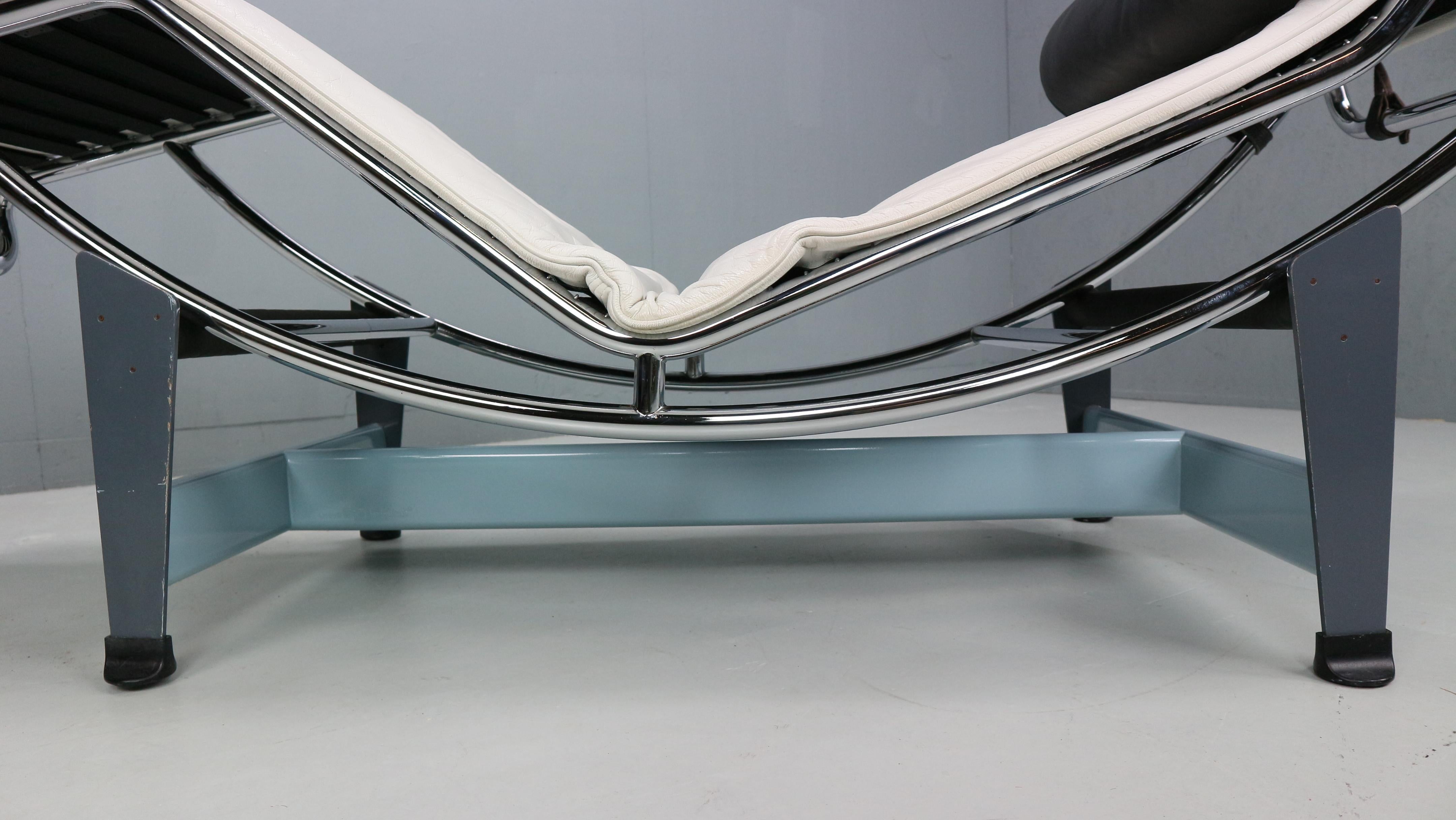 Chaise longue LC4 in pelle bianca di Le Corbusier per Cassina, anni '60 12