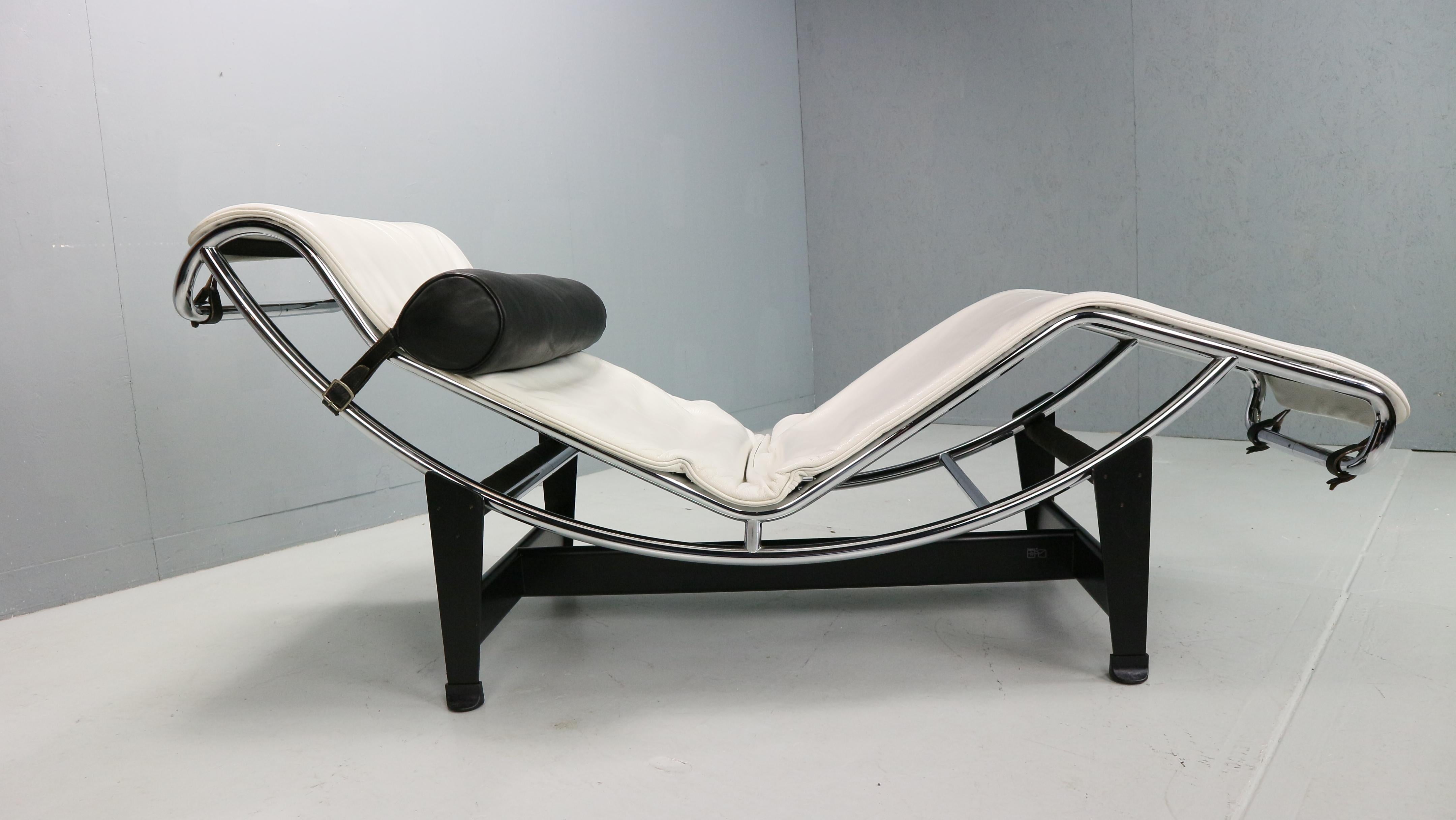 Chaiselongue aus weißem Leder LC4 von Le Corbusier für Cassina, 1960er Jahre im Angebot 12