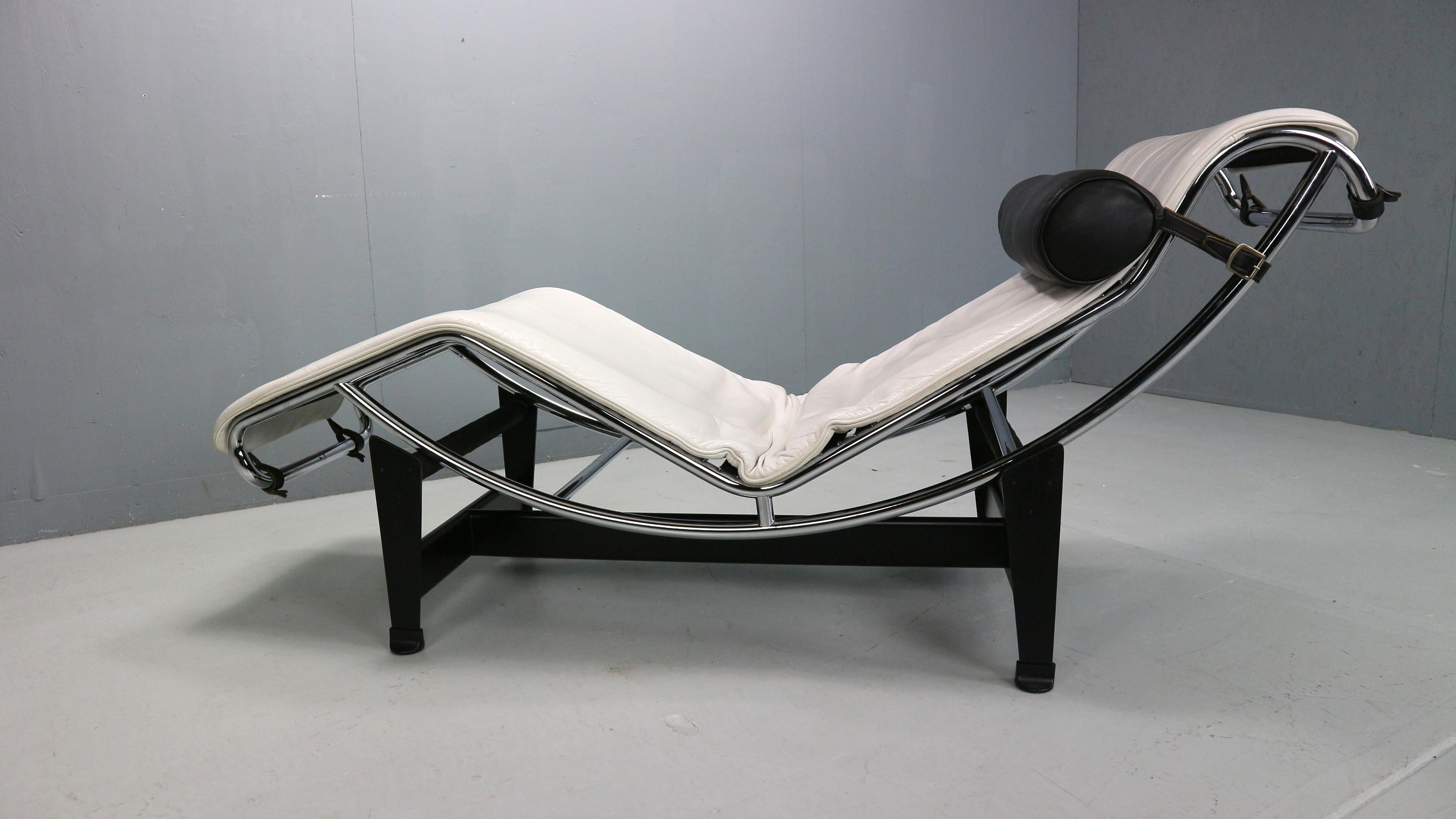 Chaise-Longue mit schwarzer Struktur, Querstange aus Stahl. Das mattress pad ist aus weißem Leder. Die aus Polyester gepolsterte Kopfstütze ist aus schwarzem Leder. Dieses Modell wurde erstmals 1928 für die Villa Church's in Ville-d'Avray entworfen.