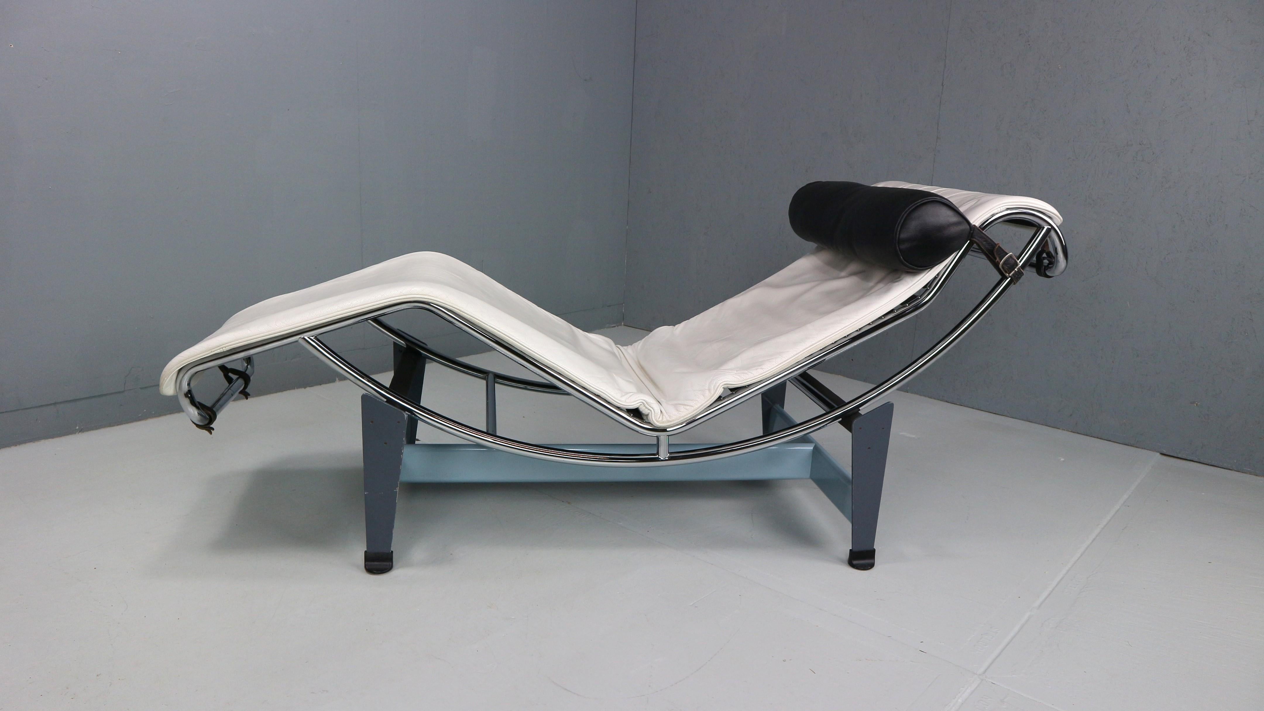 Mid-Century moderno Chaise longue LC4 in pelle bianca di Le Corbusier per Cassina, anni '60