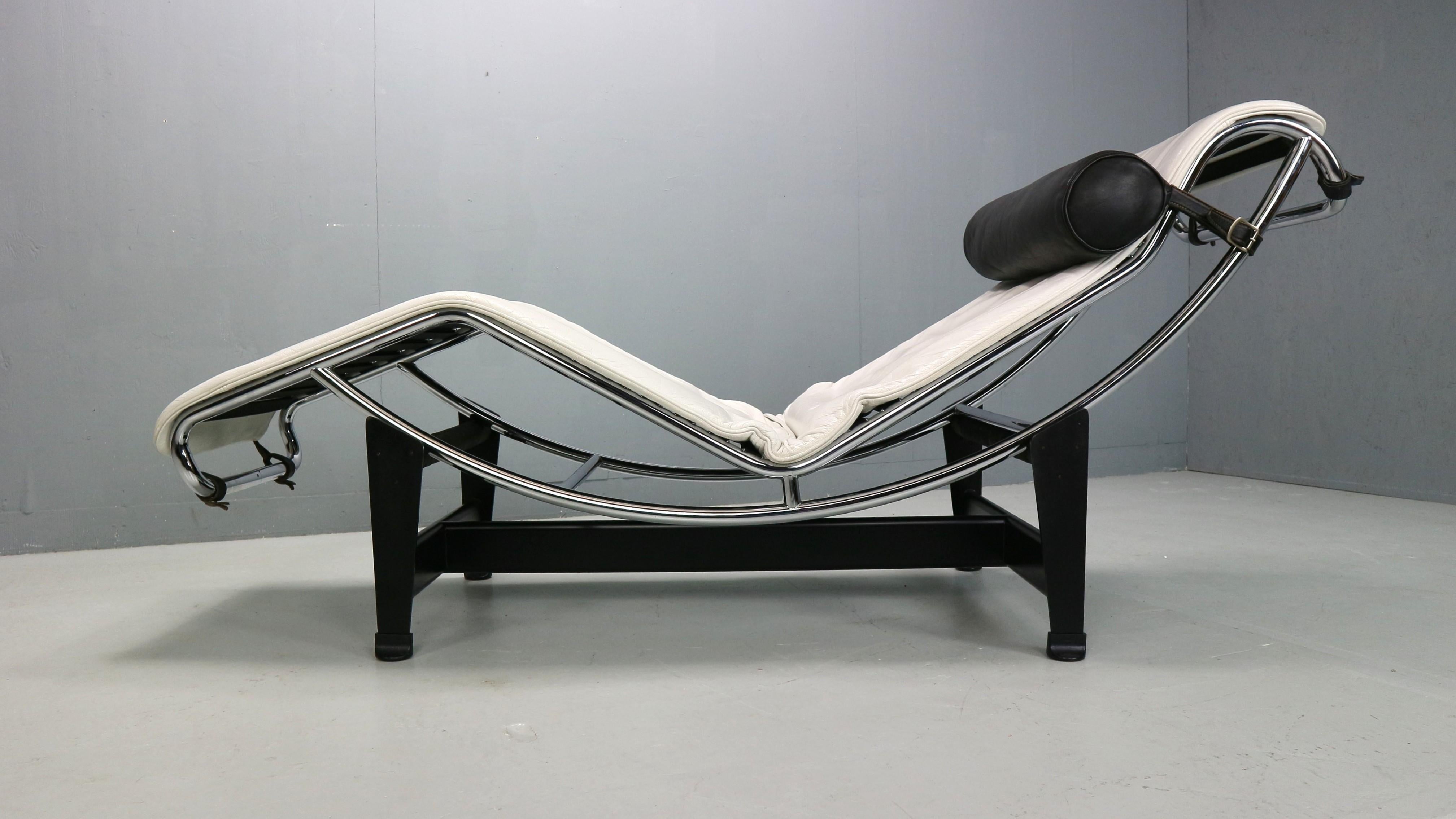 Chaiselongue aus weißem Leder LC4 von Le Corbusier für Cassina, 1960er Jahre (Moderne der Mitte des Jahrhunderts) im Angebot