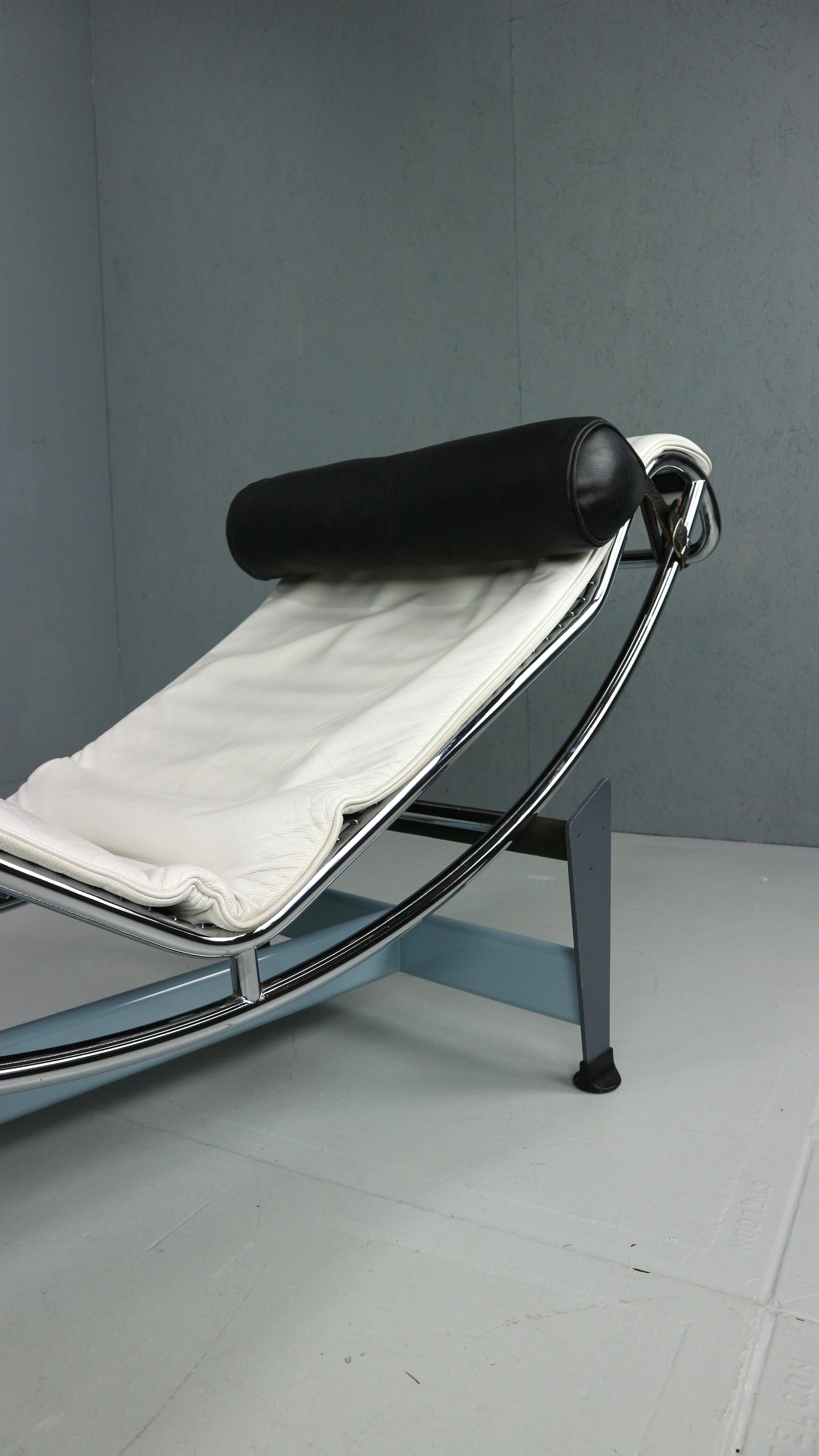 Italiano Chaise longue LC4 in pelle bianca di Le Corbusier per Cassina, anni '60