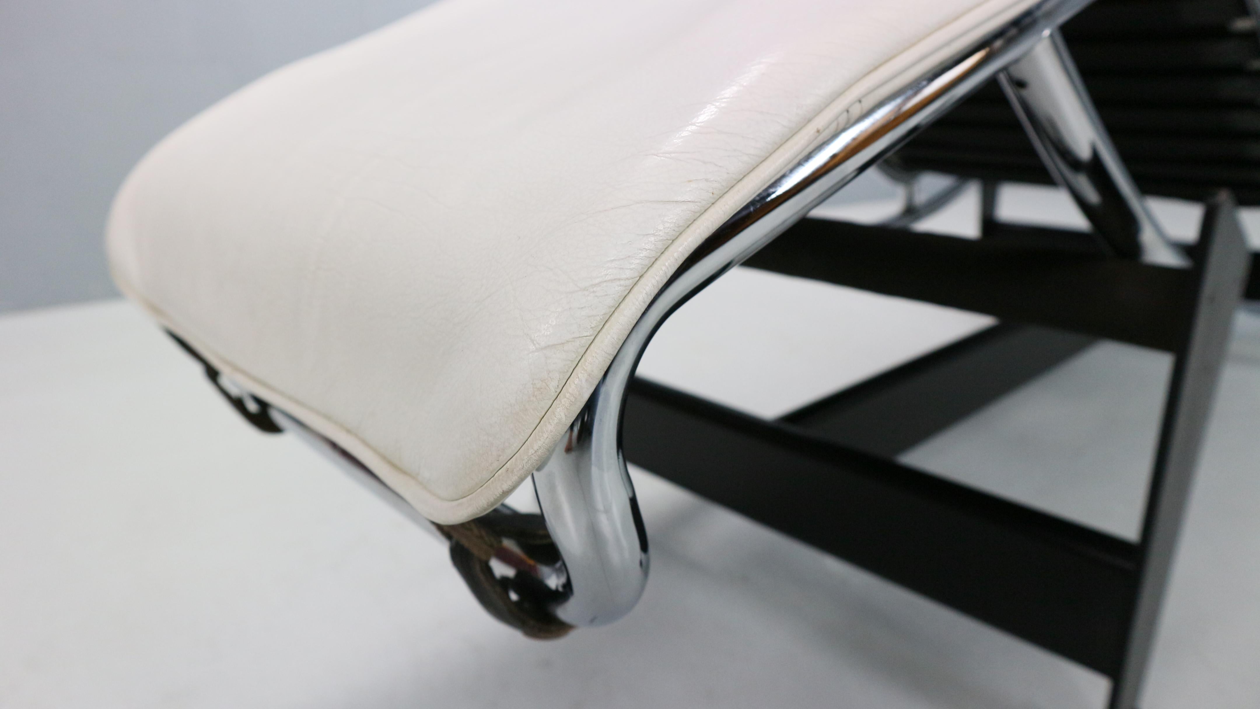 Chaiselongue aus weißem Leder LC4 von Le Corbusier für Cassina, 1960er Jahre im Zustand „Gut“ im Angebot in The Hague, NL