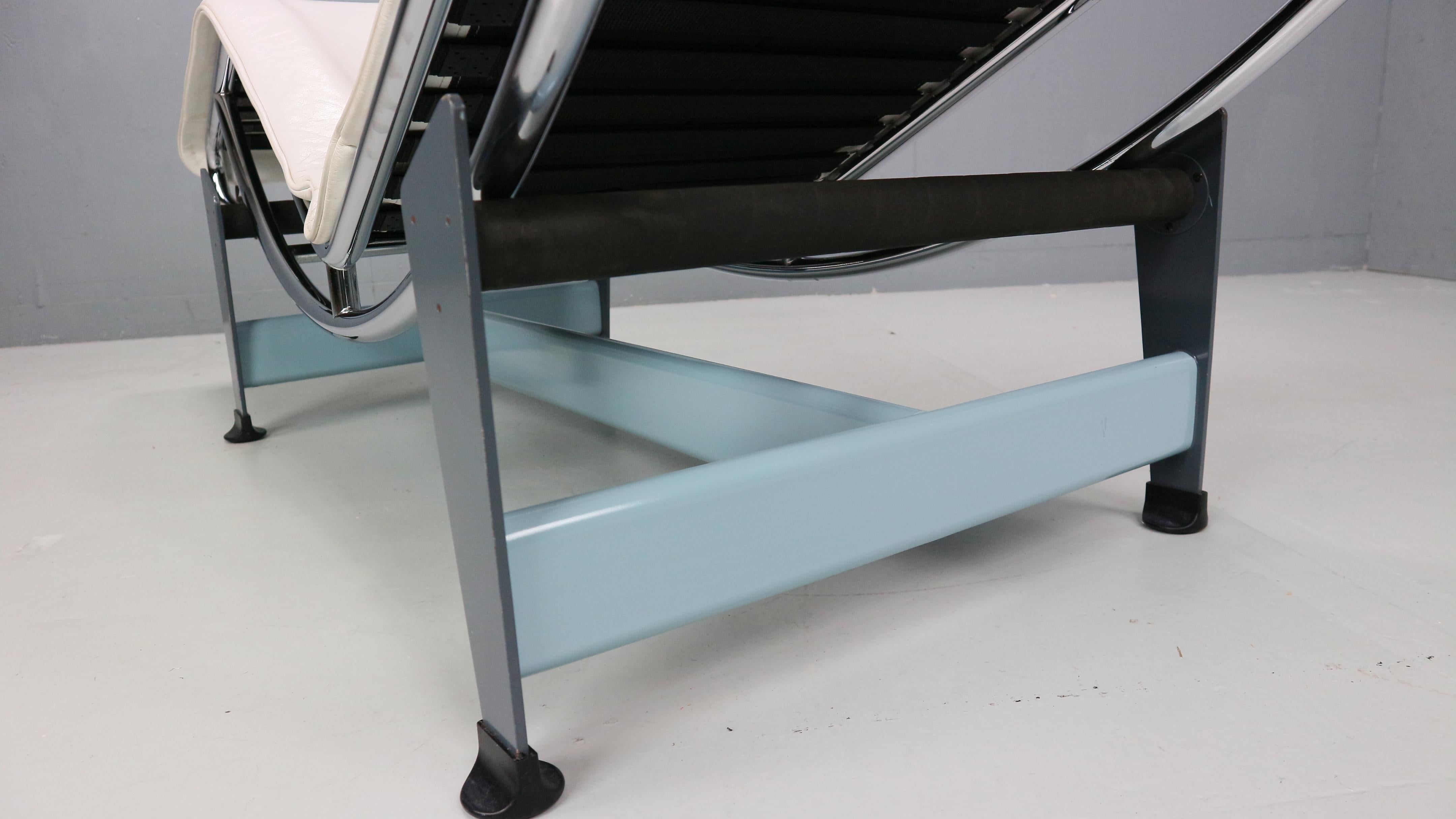 Metallo Chaise longue LC4 in pelle bianca di Le Corbusier per Cassina, anni '60