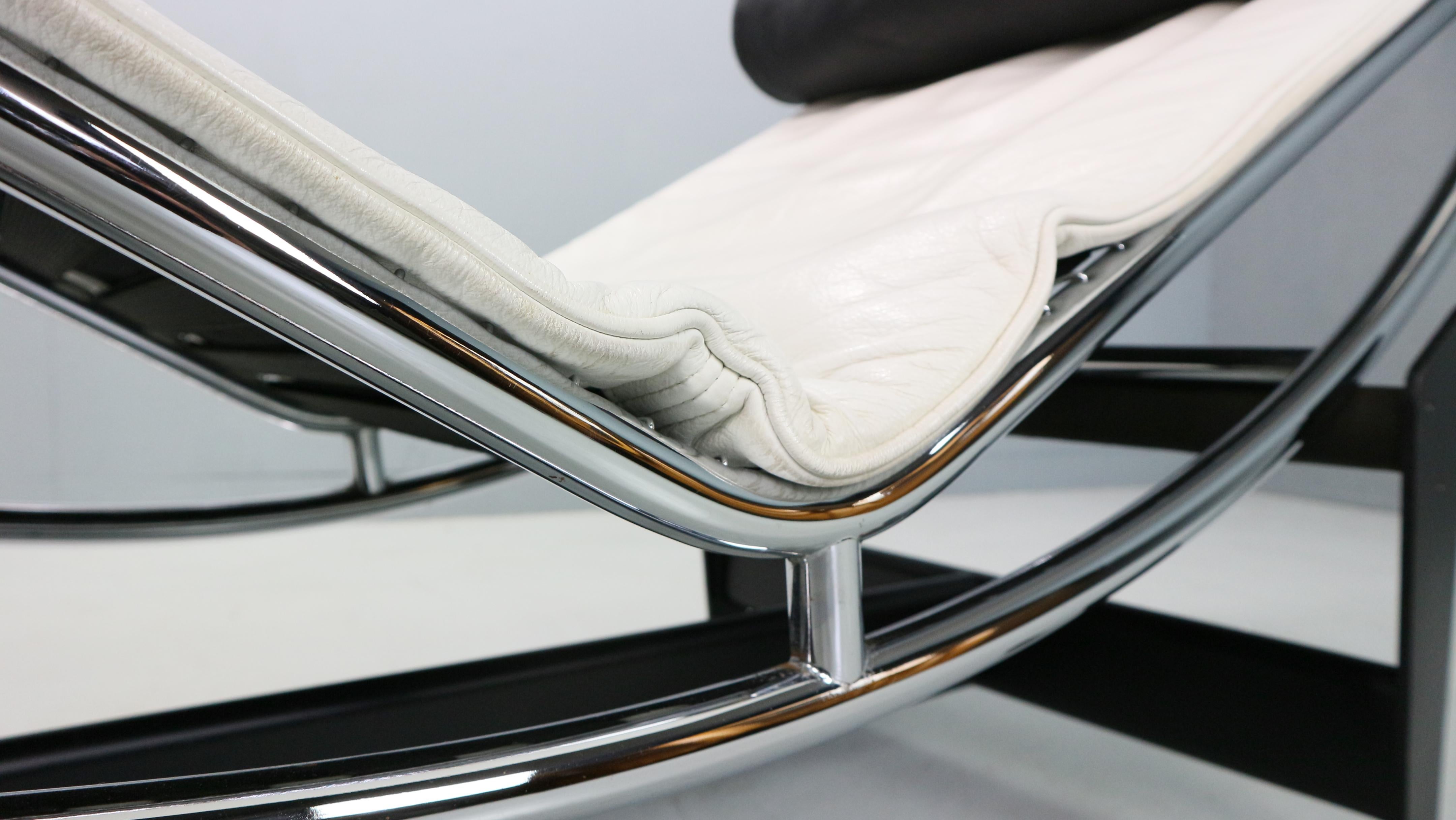 Chaiselongue aus weißem Leder LC4 von Le Corbusier für Cassina, 1960er Jahre (Metall) im Angebot