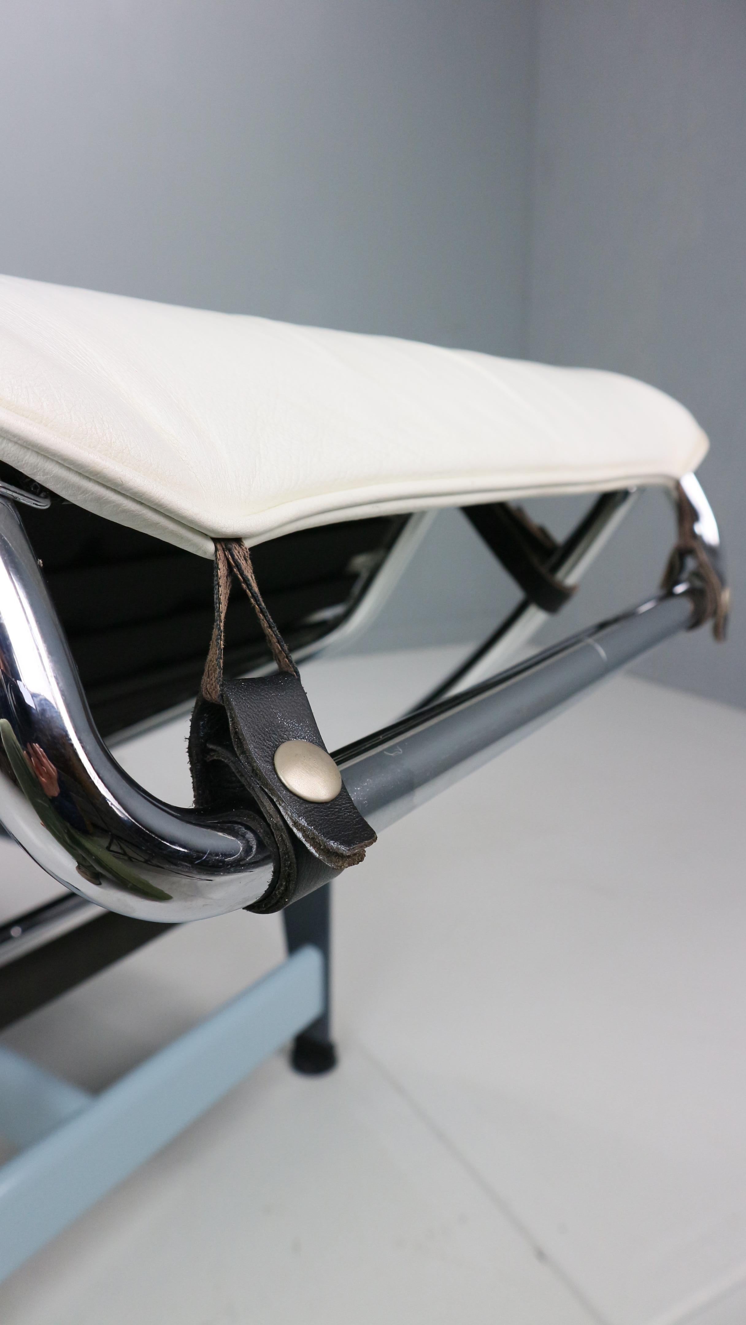 Chaise longue LC4 in pelle bianca di Le Corbusier per Cassina, anni '60 1