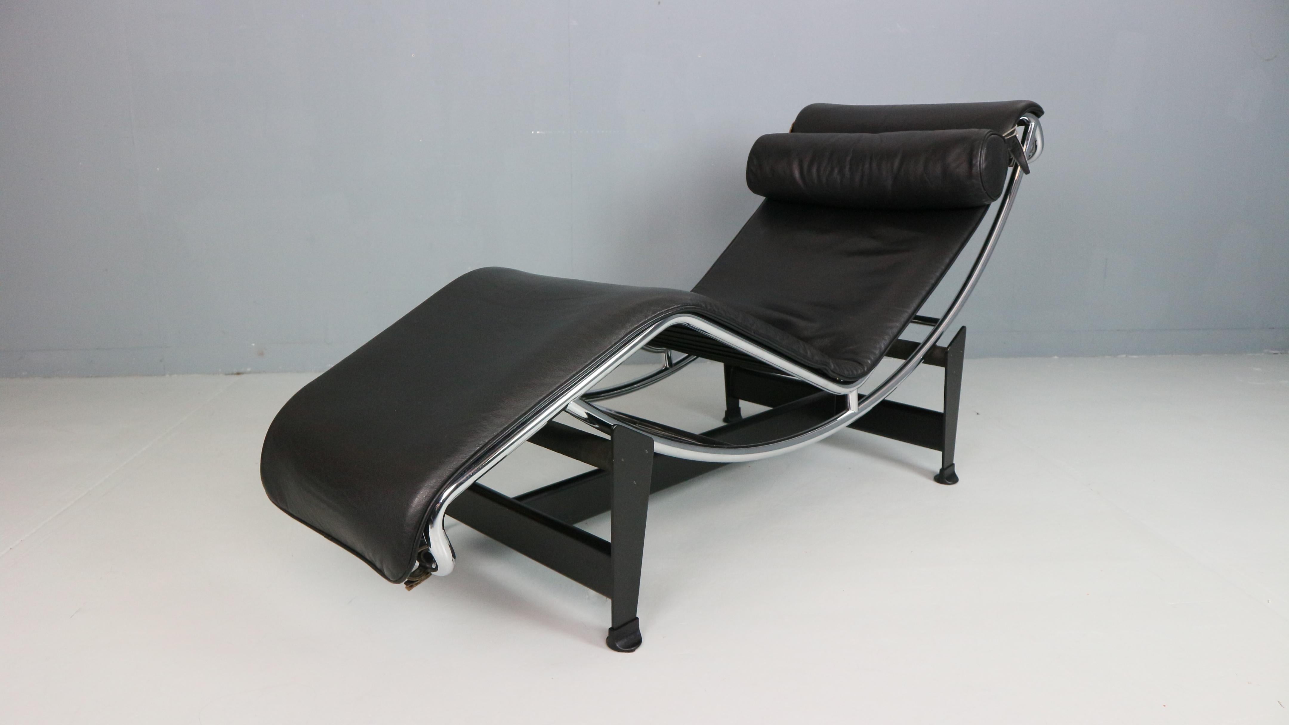 White leather LC4 chaise longue by Le Corbusier for Cassina, 1980s For Sale 3